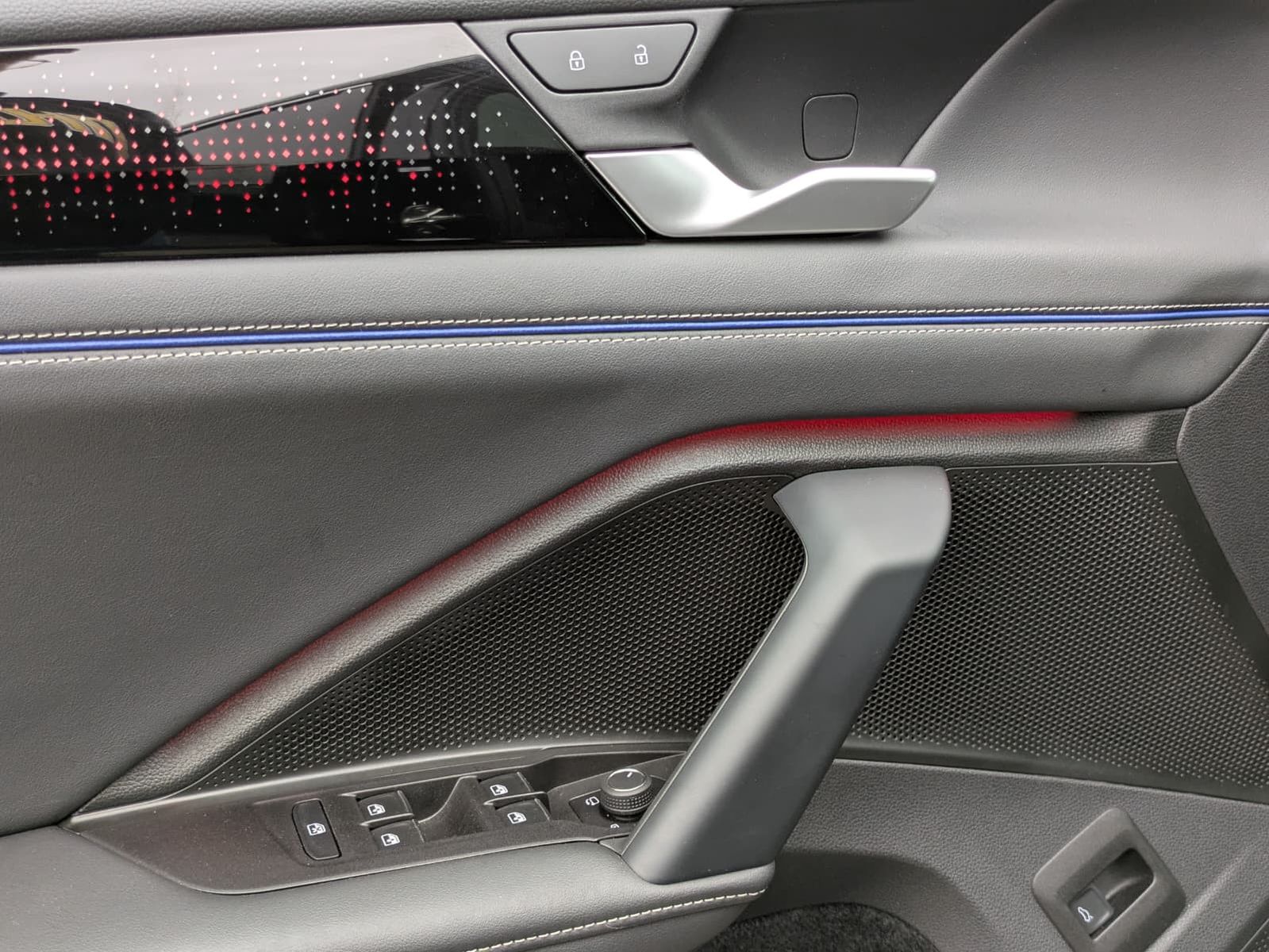 Fahrzeugabbildung Volkswagen Tiguan 2.0 TDI 4M R-Line PANO*H&K*AHK*MATRIX*20"