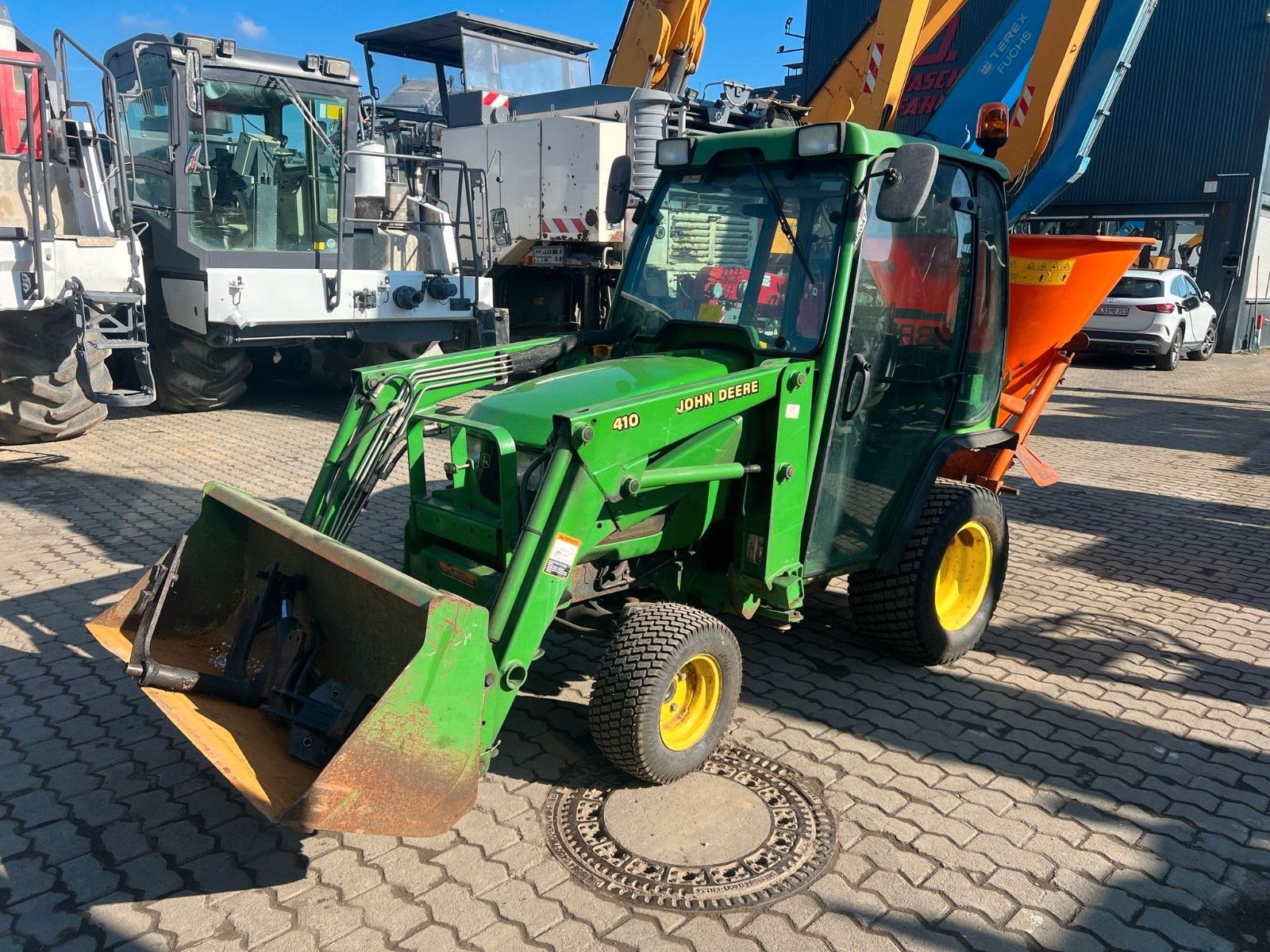 Fahrzeugabbildung John Deere 4010 / Allrad / Frontlader / Salzstreuer /