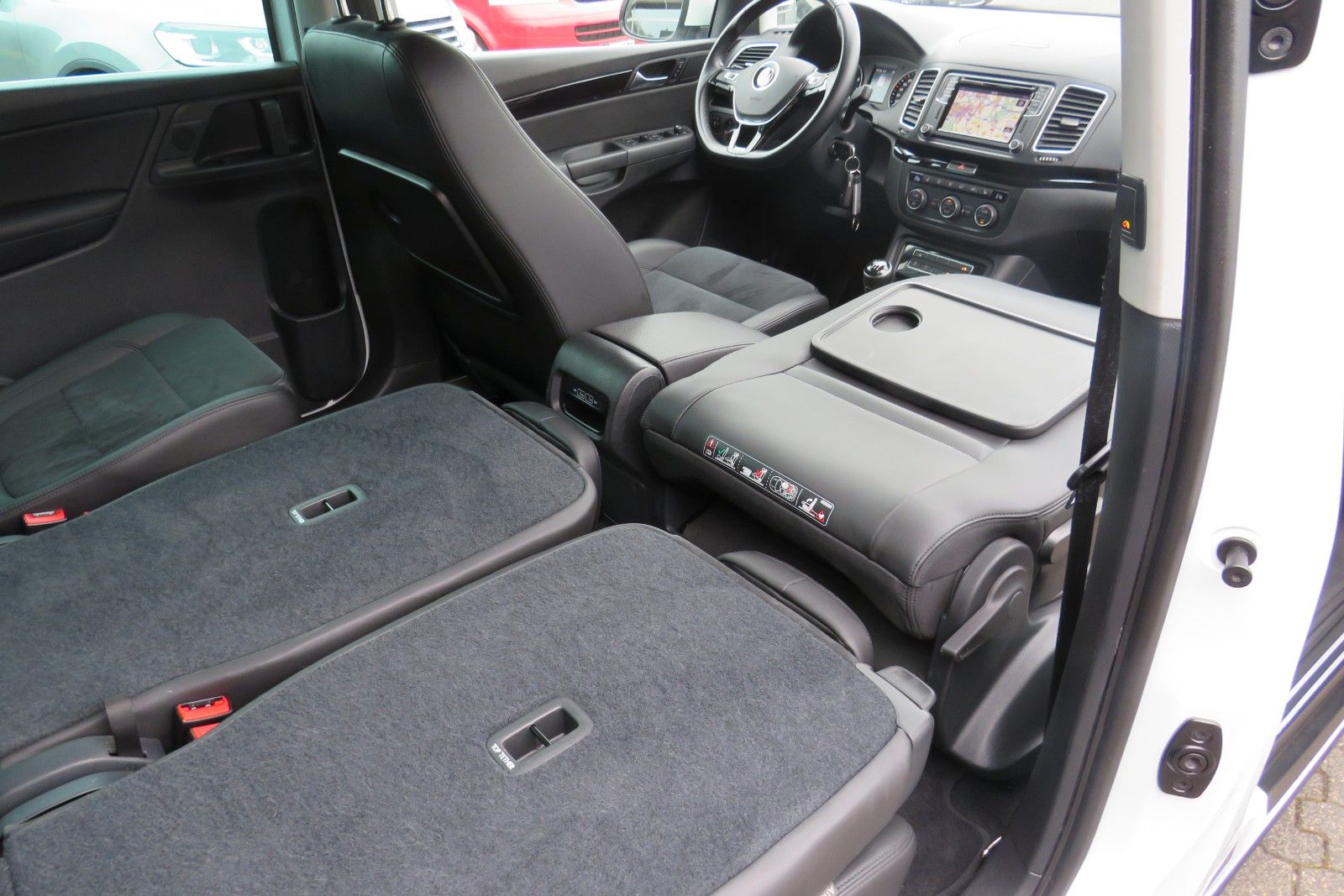Fahrzeugabbildung Volkswagen Sharan Highline 7-SITZE AHK NAVI ACC 1.HAND