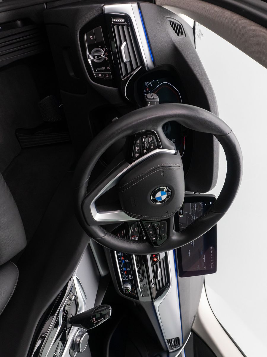 Fahrzeugabbildung BMW 530d xD Kamera DAB Laser HUD Belüft Panorama 19"
