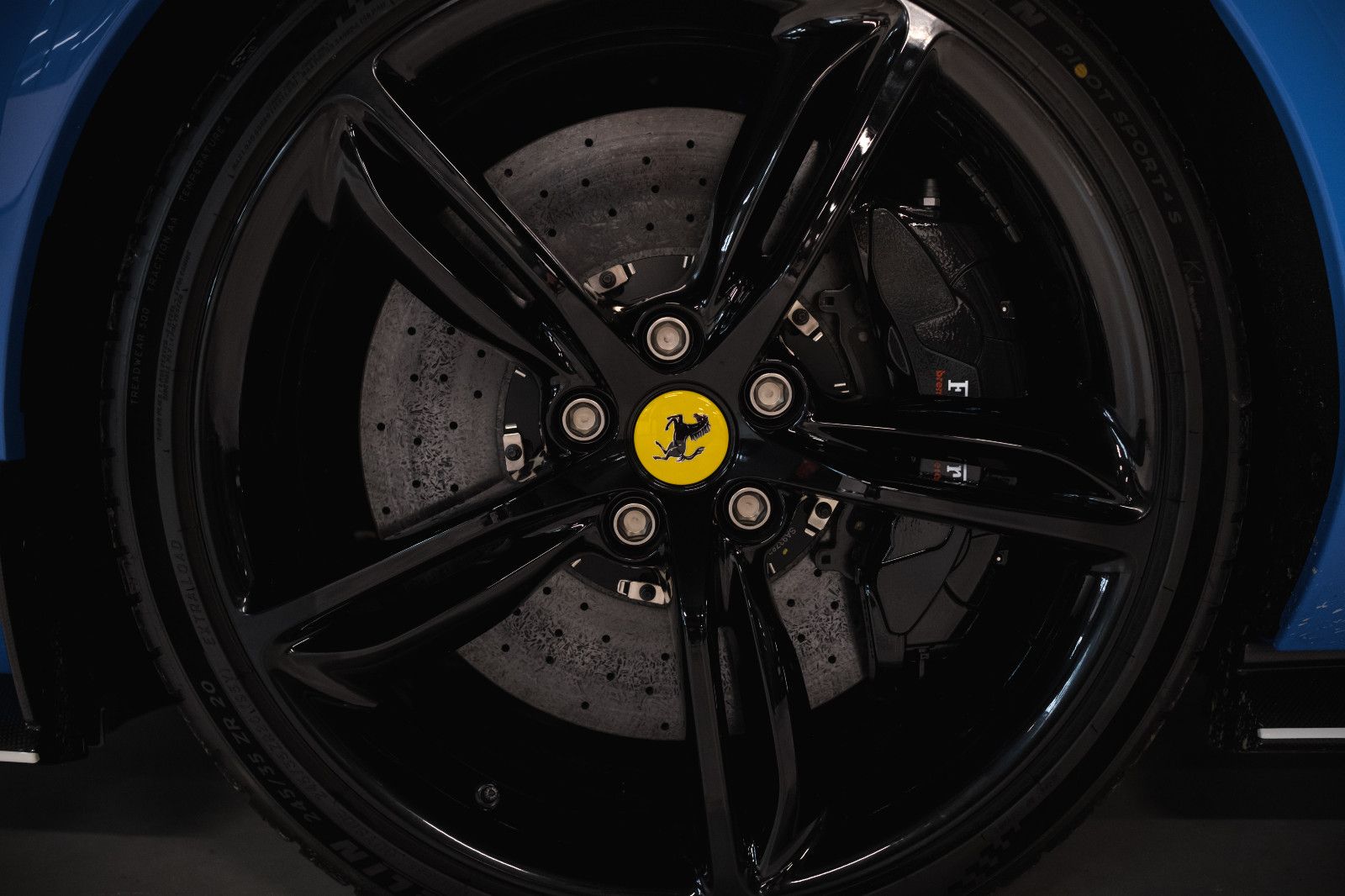 Fahrzeugabbildung Ferrari 296 GTS Sonderfarbe-Lift-Carbonsitz-Hifi-System