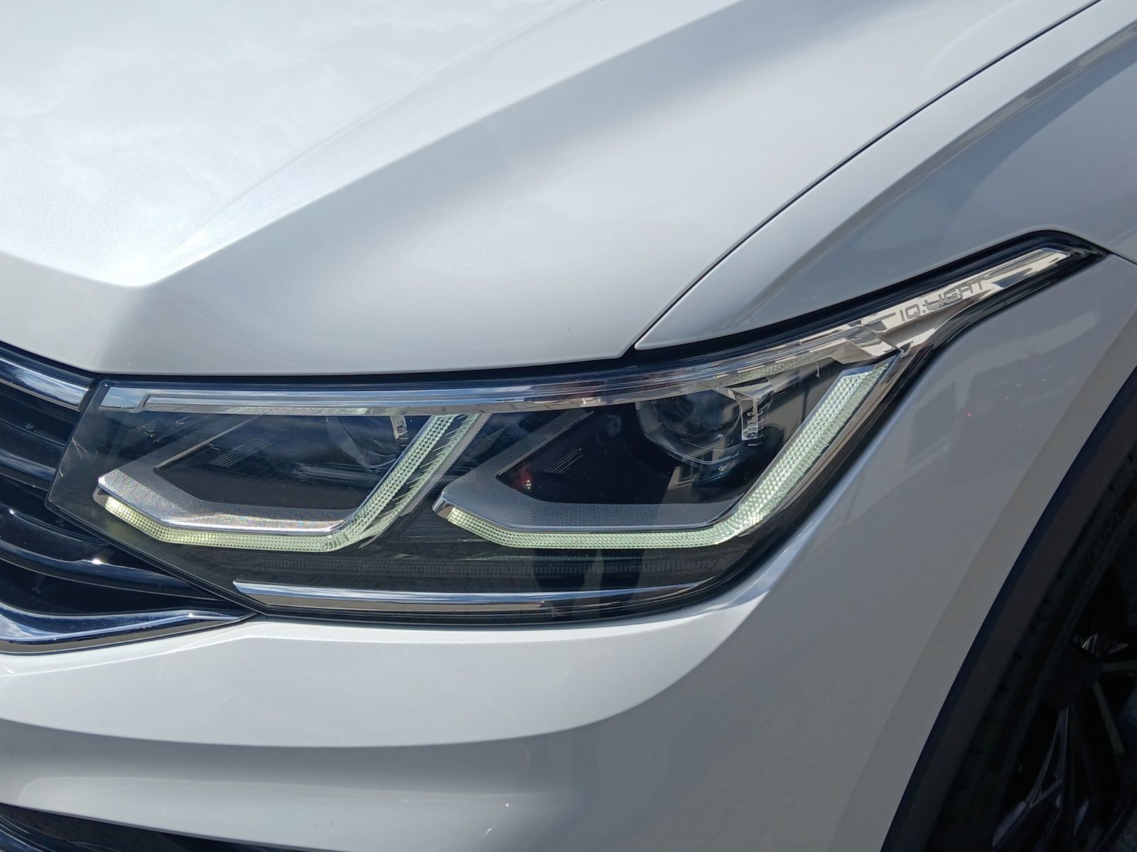 Fahrzeugabbildung Volkswagen Tiguan TDI R-Line DSG 4M Matrix AHK Navi AID ACC
