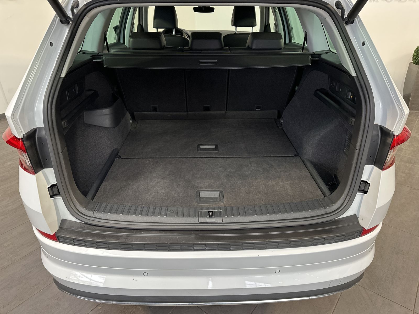 Fahrzeugabbildung SKODA Kodiaq L&K 4x4 NAV+LED+AHK+360°+PANO+V-COCKPIT