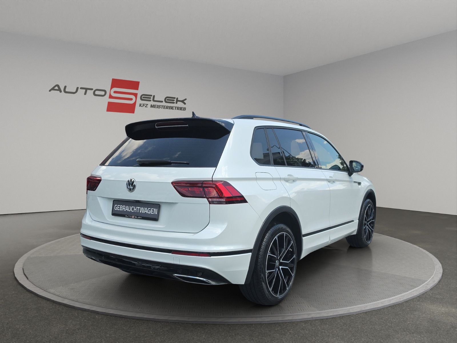 Fahrzeugabbildung Volkswagen Tiguan  R-LINE HiGHLiNE  4MOTION PANORAMA DACH