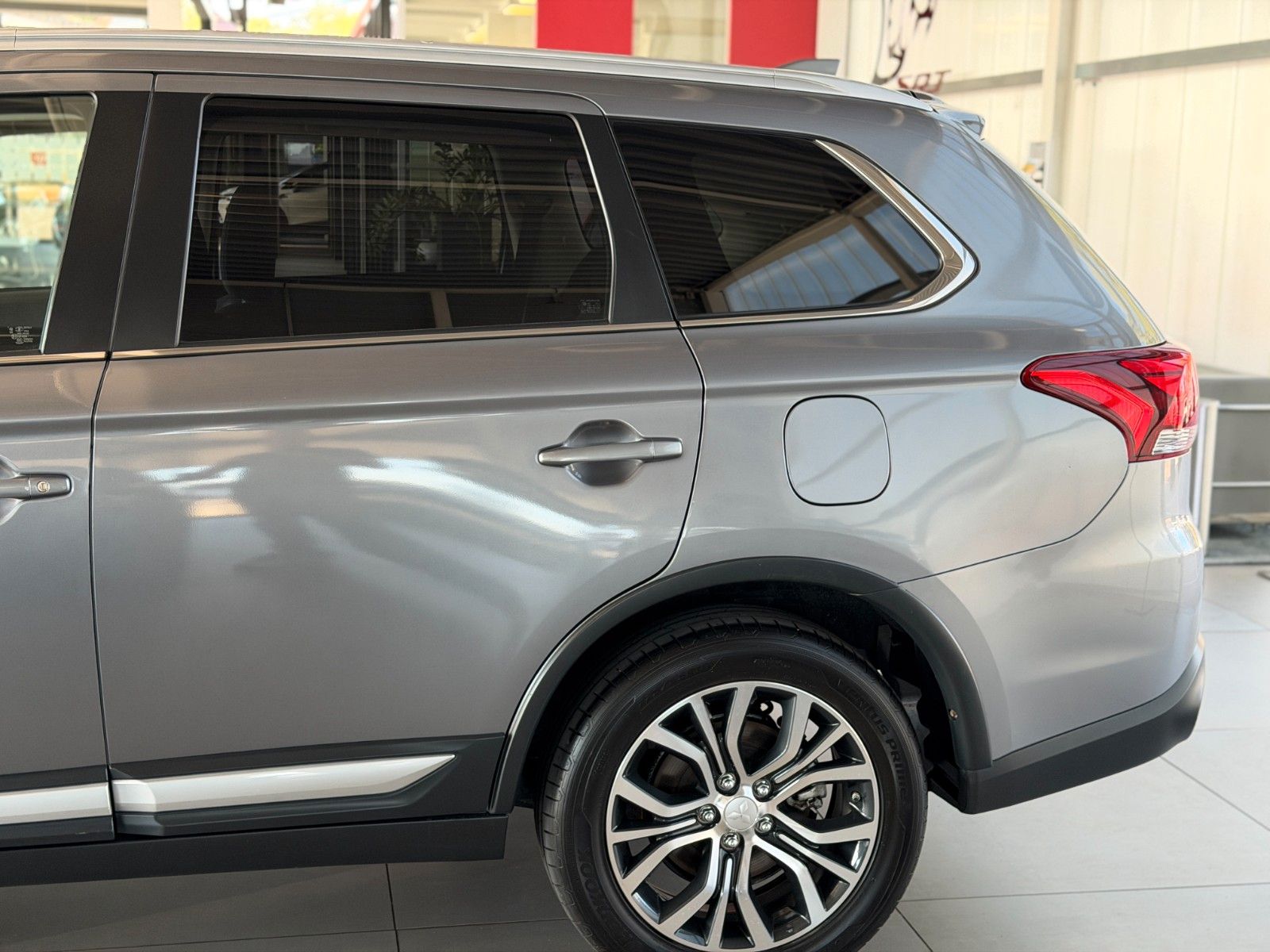Fahrzeugabbildung Mitsubishi Outlander 2.0 Diamant Edition 2WD "AHK"
