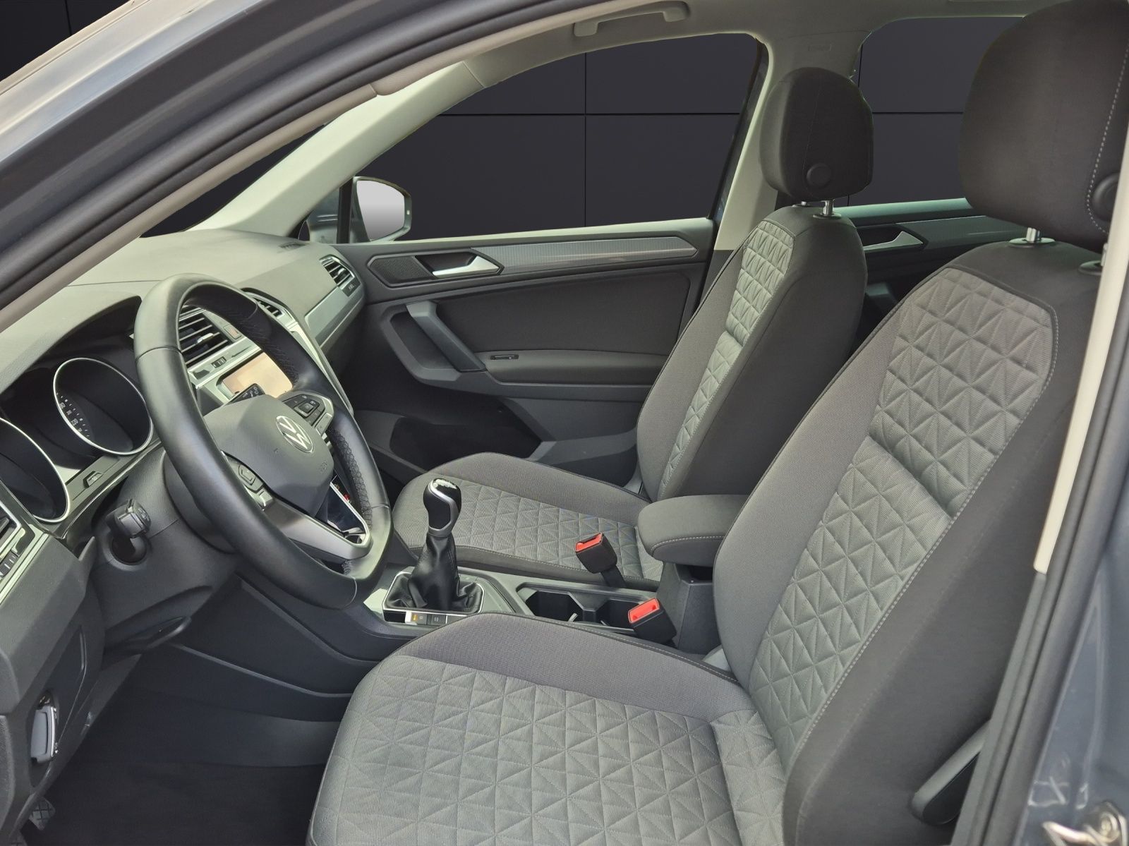 Fahrzeugabbildung Volkswagen Tiguan TSI Life LED AHK Navi Pano ACC Park-Assis