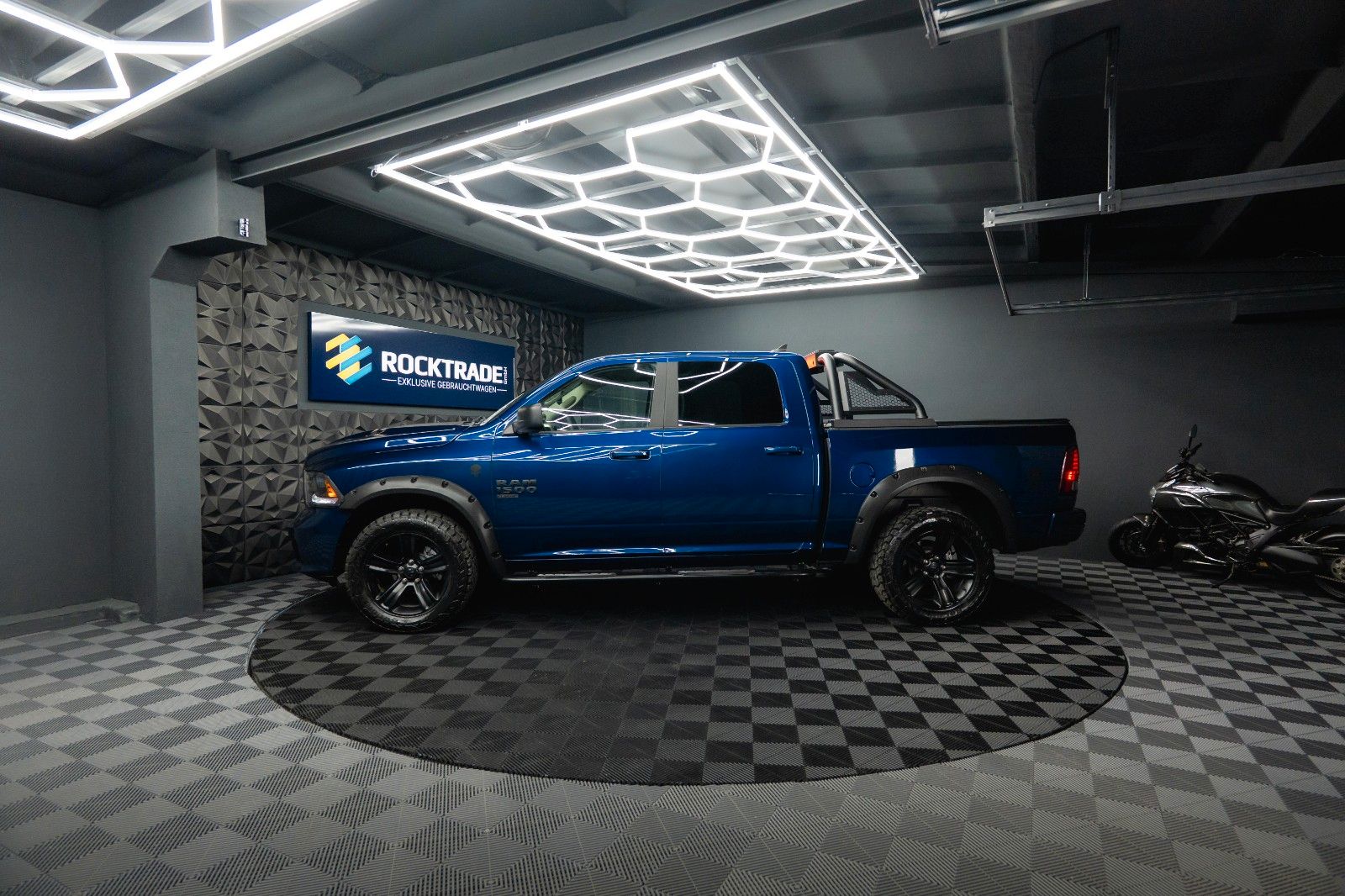 Fahrzeugabbildung Dodge RAM 5.7 V8 HEMI 4x4 OFFROAD Night Edition *19%*