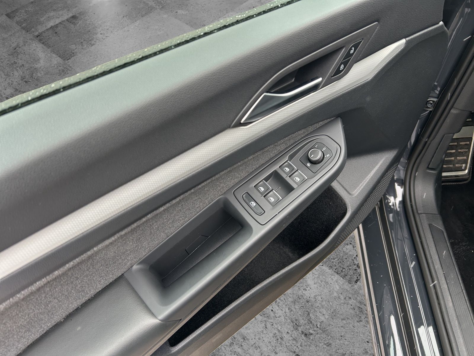 Fahrzeugabbildung Volkswagen Golf VIII TSI Move Climatronic AID PDC SH LM