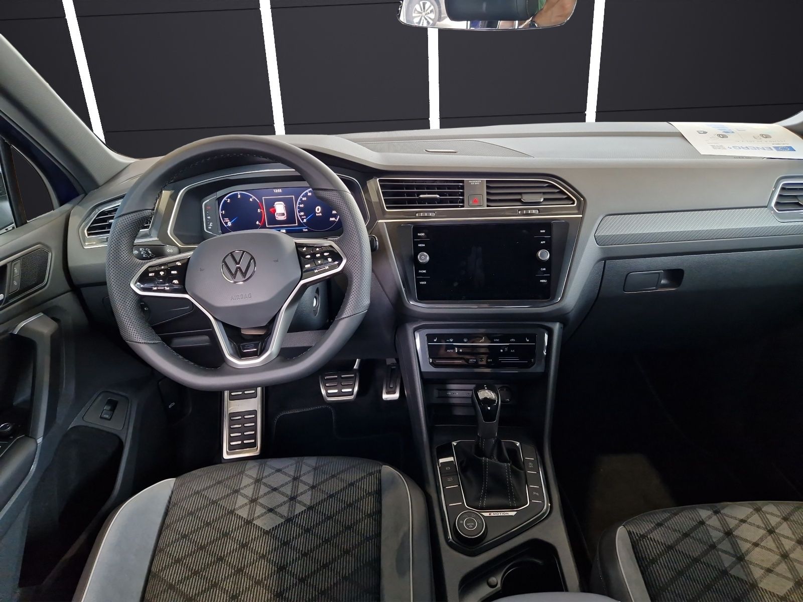 Fahrzeugabbildung Volkswagen Tiguan R-Line 4M MATRIX ACC 20" NAVI