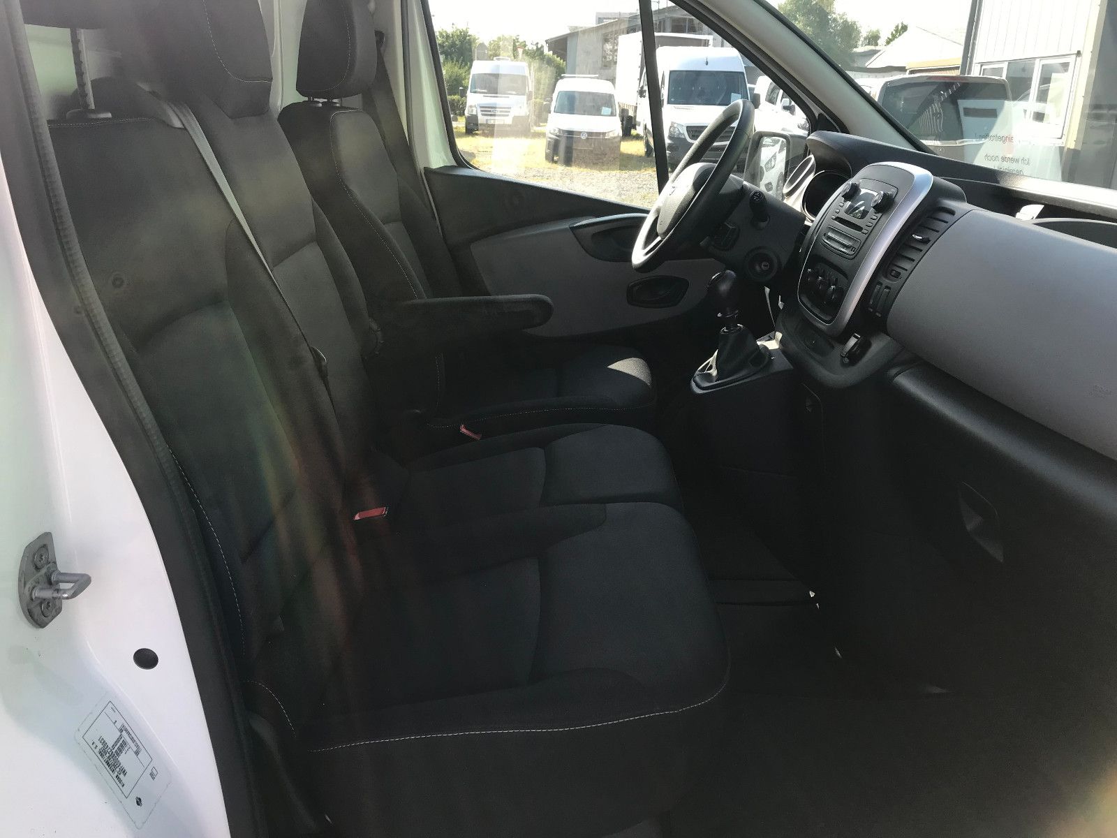 Fahrzeugabbildung Nissan NV300 Kastenwagen L1H1 2,7t PRO,PDC,SHg