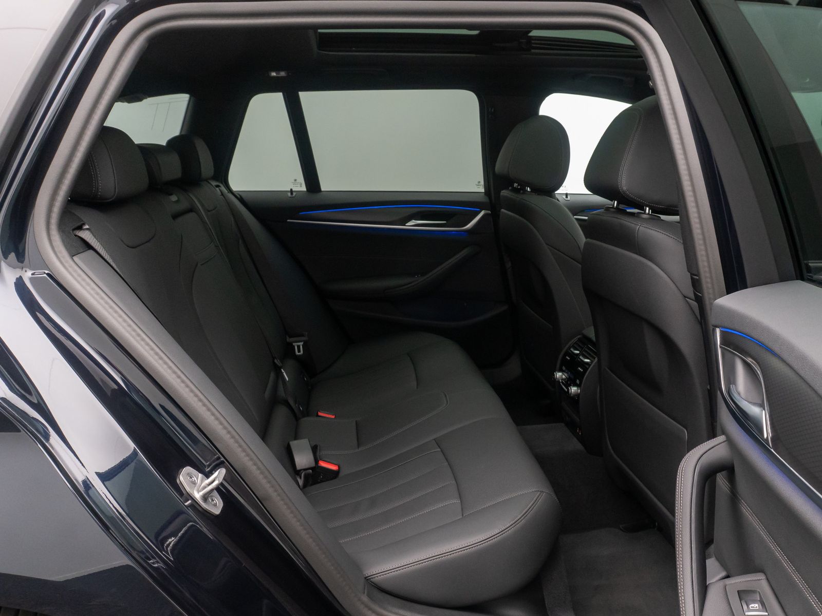 Fahrzeugabbildung BMW 530d M Sport DAB Laser AHK 4xKlima HUD Panorama