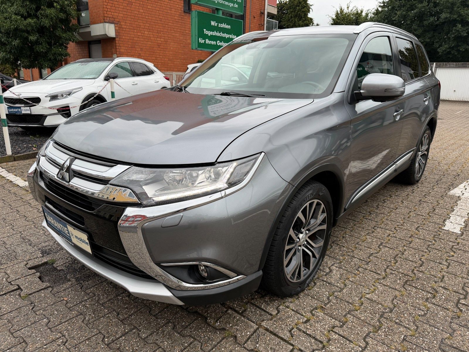 Fahrzeugabbildung Mitsubishi Outlander Top 4WD 7-SITZER AHK LEDER NAVI KAMERA