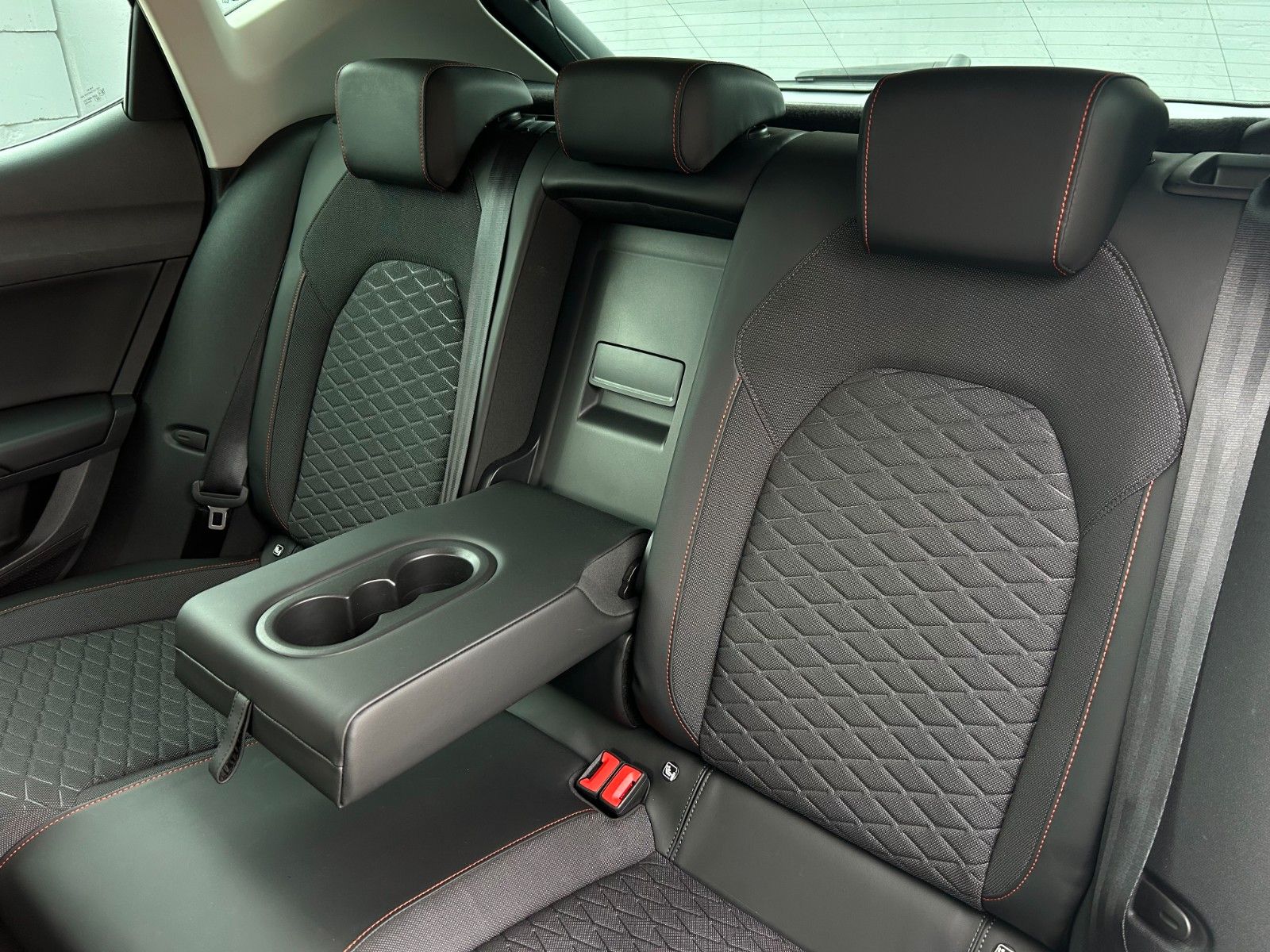 Fahrzeugabbildung SEAT Leon 1.5 TSI FR ACC LED VC SHZ LHZ Kam Ambiente