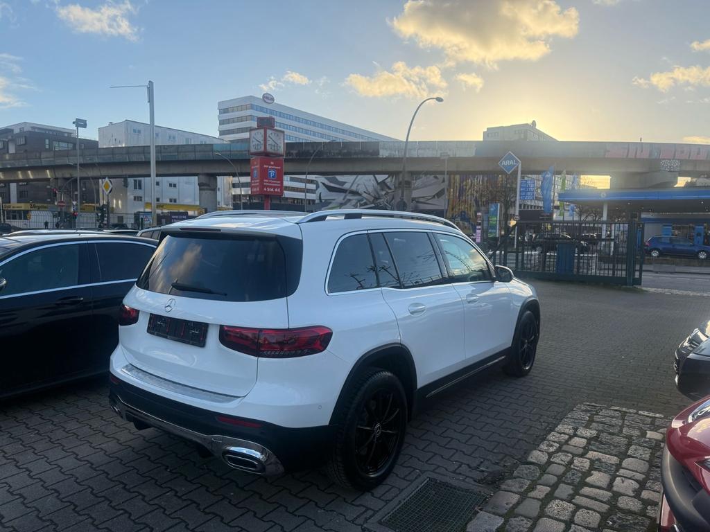 Mercedes-Benz GLB 220