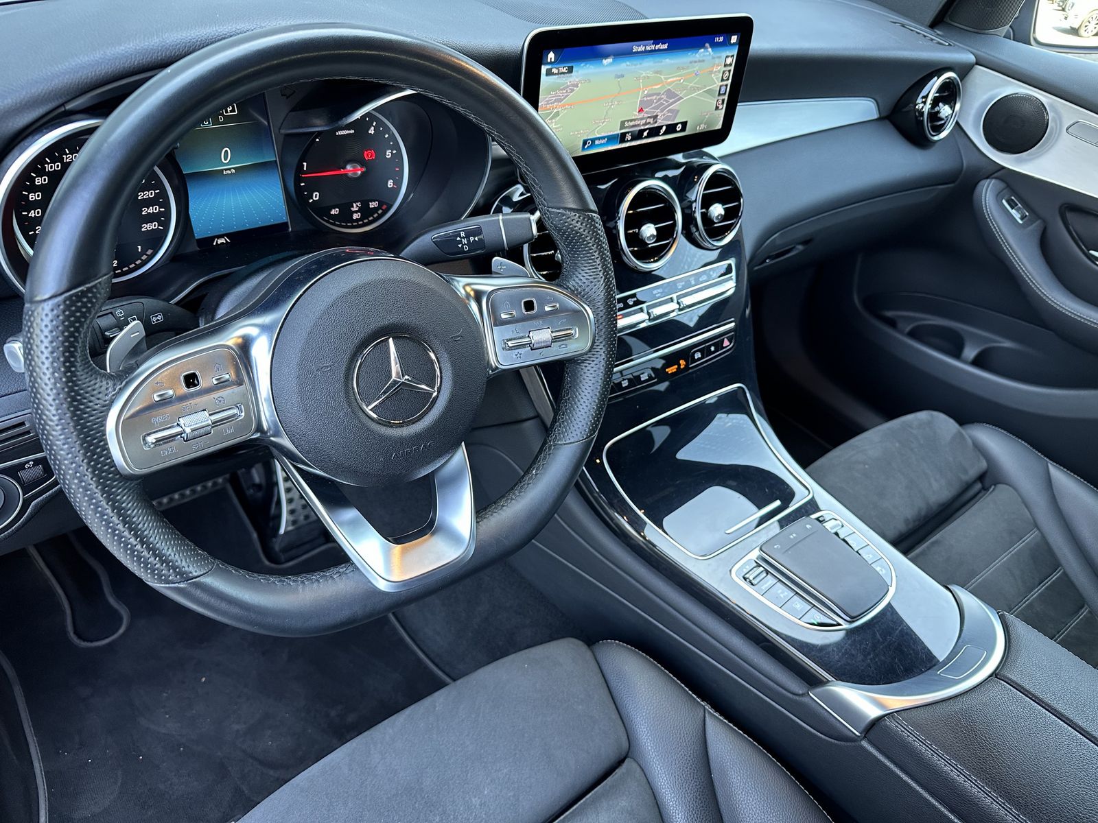 Fahrzeugabbildung Mercedes-Benz GLC 220d 4Matic AMG-Line NAV+LED+AHK+CARPLAY+SHZ