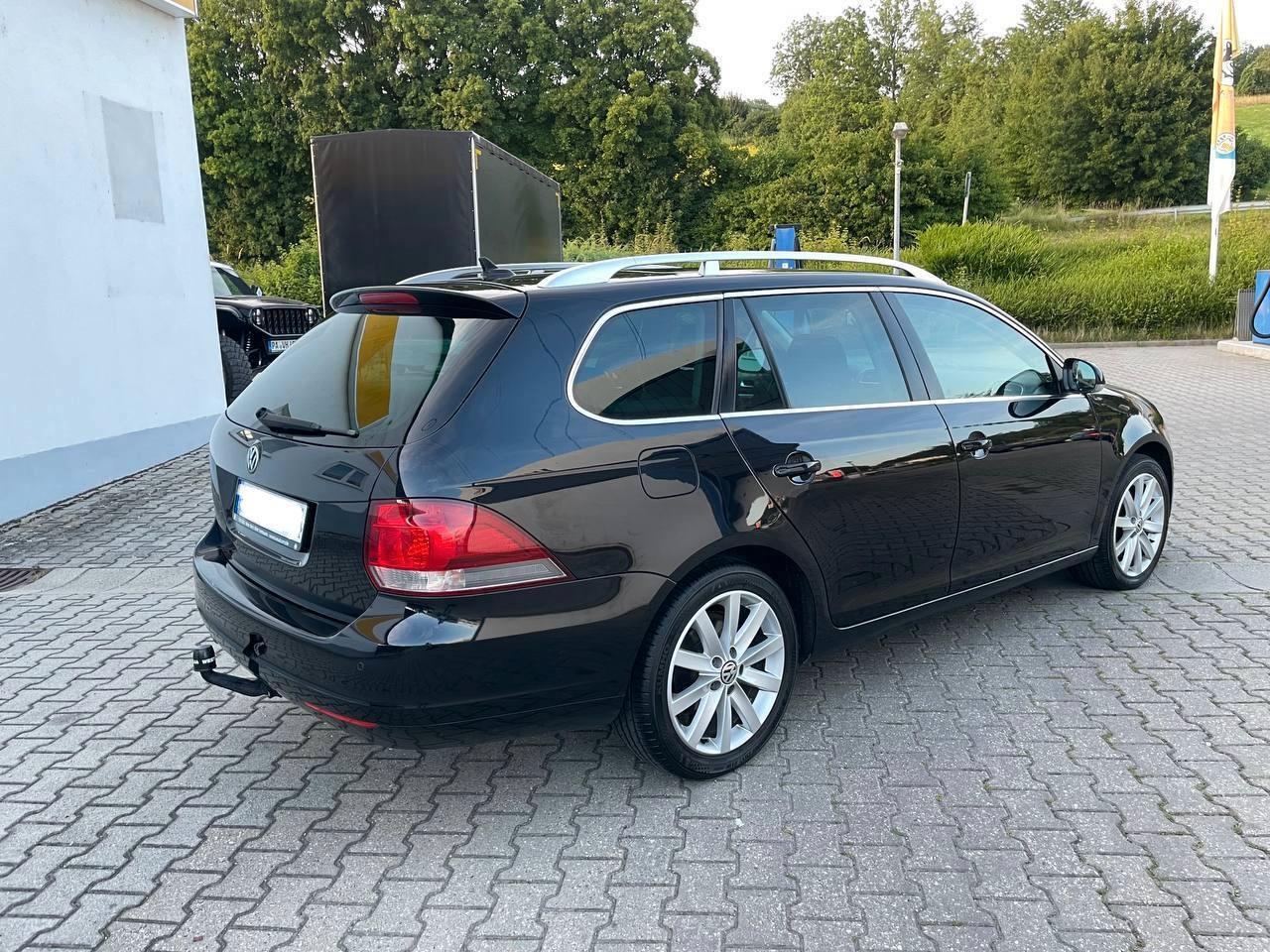 Volkswagen Golf 2010 — interior