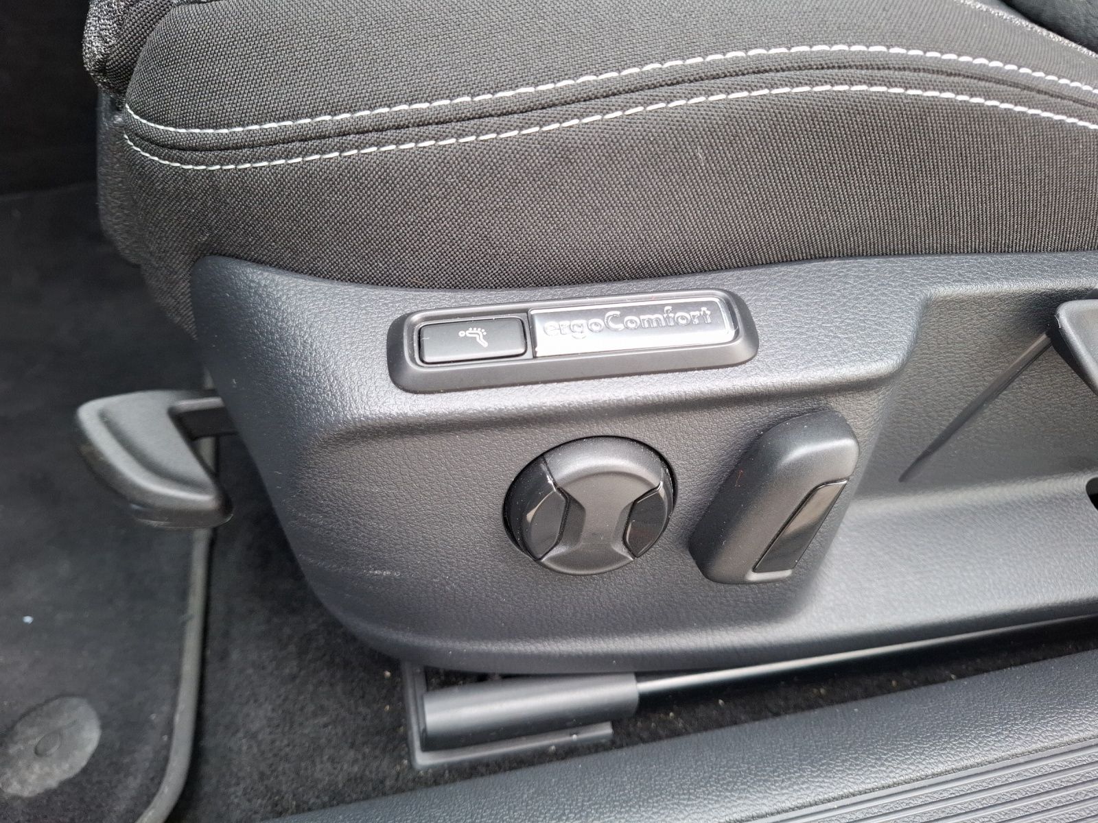 Fahrzeugabbildung Volkswagen Passat Variant TDI Business DSG LED Navi ACC RFK