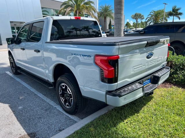 Ford F 150 Lightning SXT AWD Elektro 2023 hellgrau