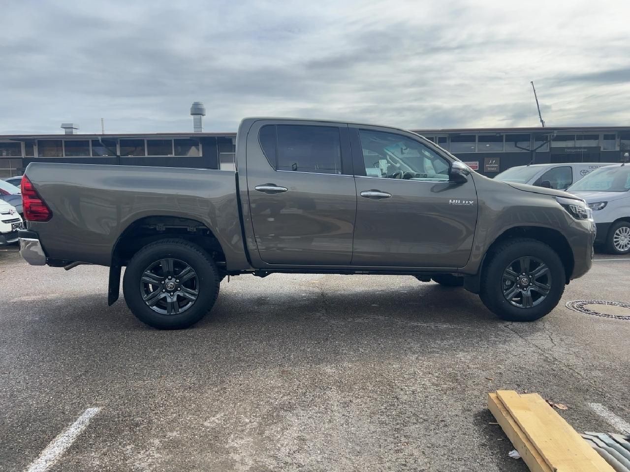 Fahrzeugabbildung Toyota Hilux Double Cab 2,8 Comfort 4x4 inkl. AHK