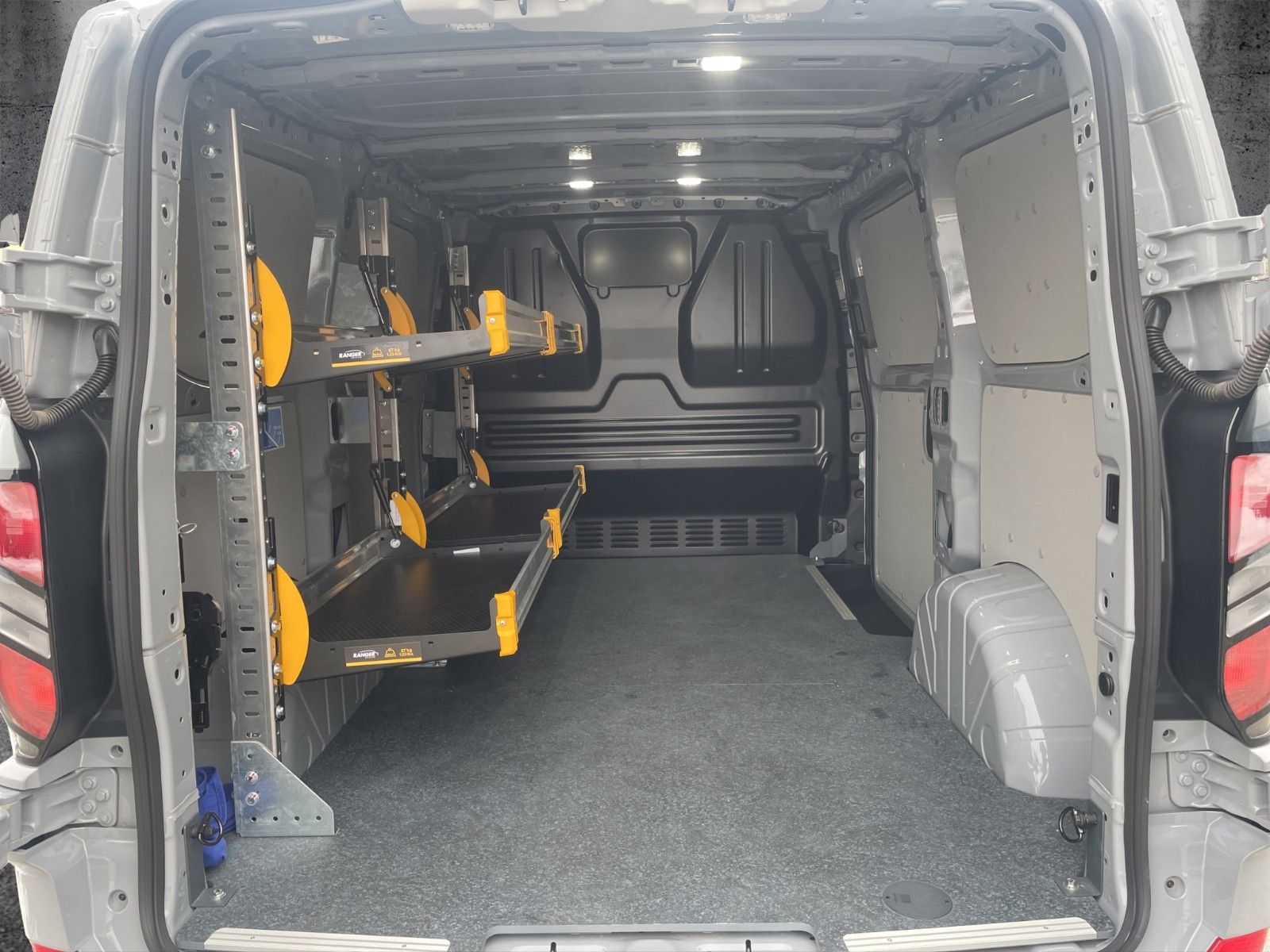 Fahrzeugabbildung Ford Transit Custom Kasten 320 L1 Limited AWD