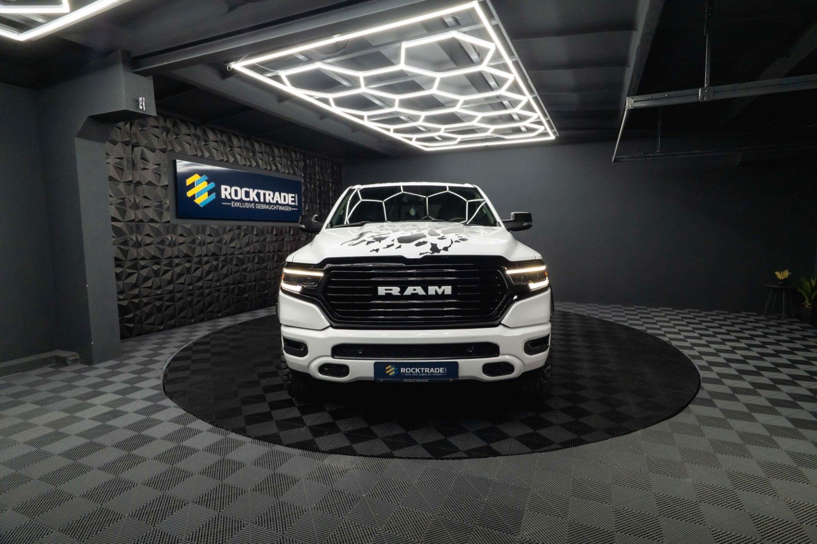 Fahrzeugabbildung Dodge RAM 5.7 V8 HEMI 4x4 OFFROAD Night-Paket Limited