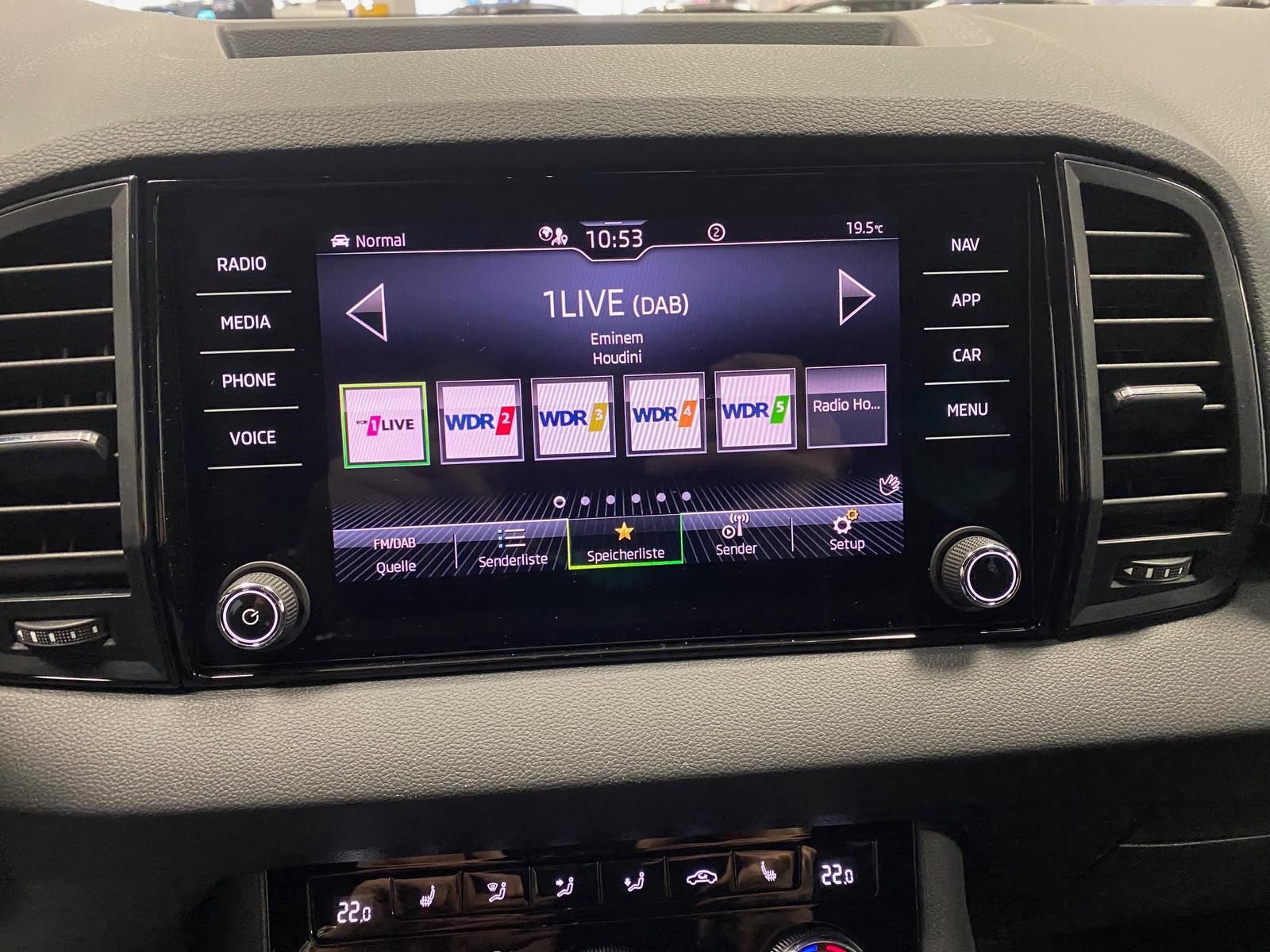 Fahrzeugabbildung SKODA Karoq 1.5 TSI SPORTLINE+MATRIX+ACC+AHK+APP+RFK++