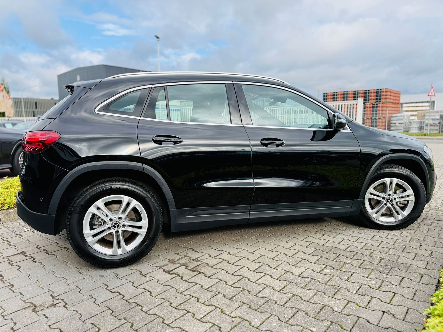 Fahrzeugabbildung Mercedes-Benz GLA 200 PROGRESSIVE Advanced, Distronic, RFK, LE