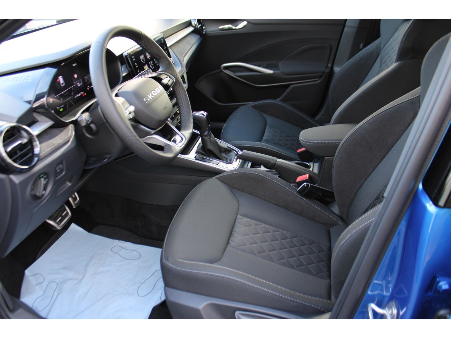 Fahrzeugabbildung SKODA Fabia Selection Drive Plus 1,0 TSI LED Full Link