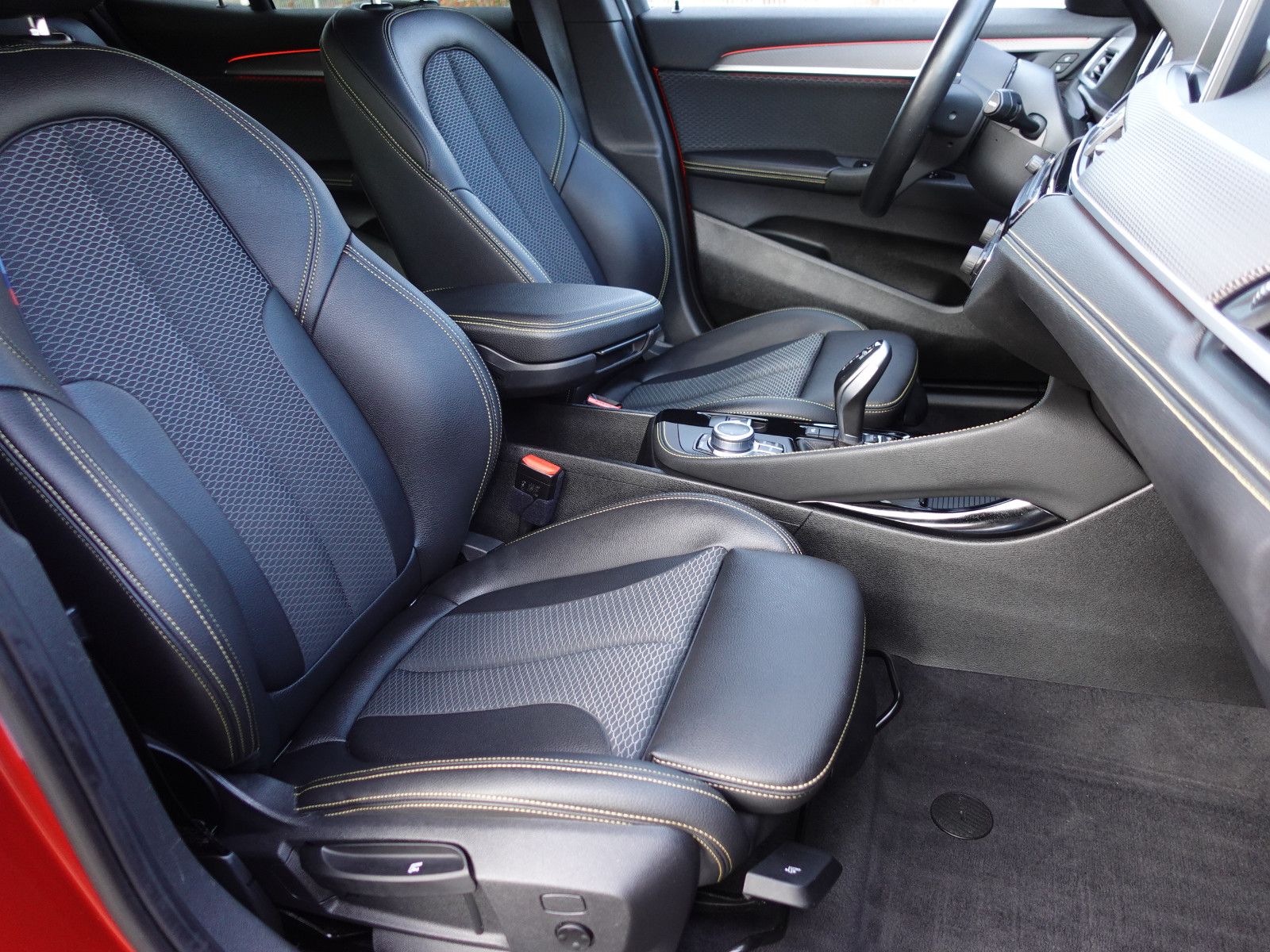 Fahrzeugabbildung BMW X2 xDrive20i Aut. M Sport Shadow HiFi AHK Cam