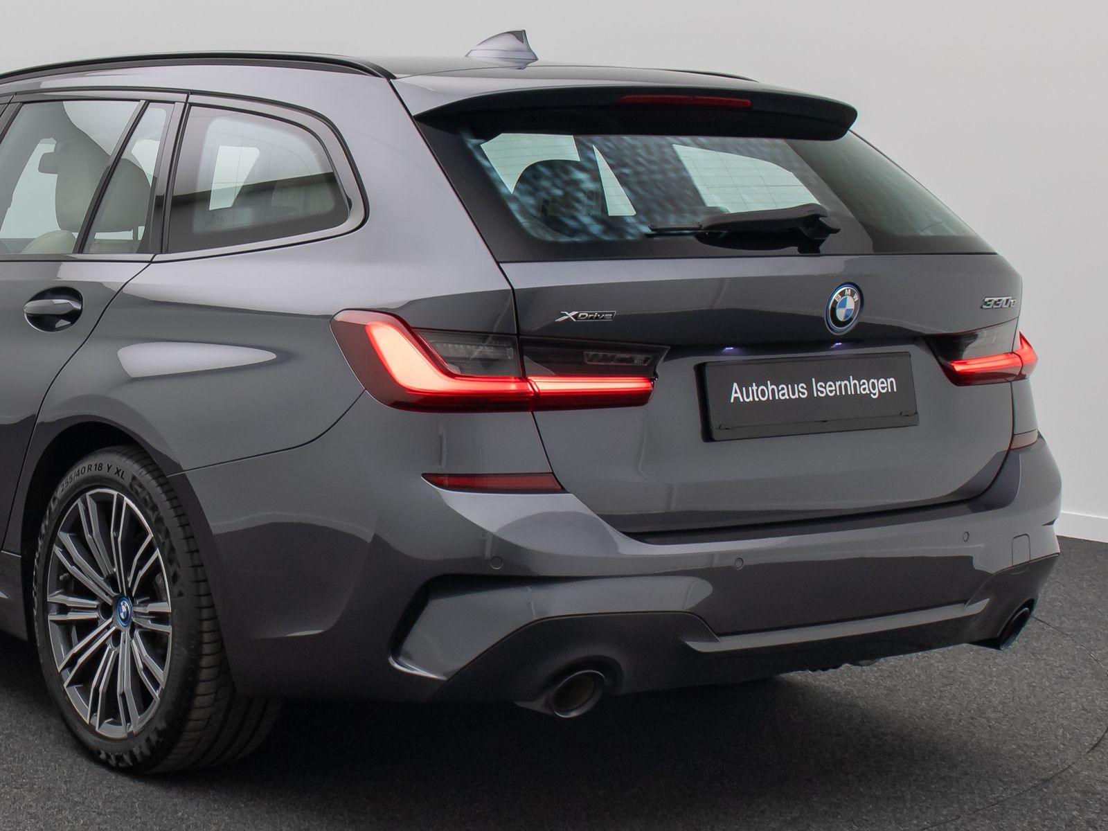 Fahrzeugabbildung BMW 330e xD M Sport DAB Memory AHK HUD Individual