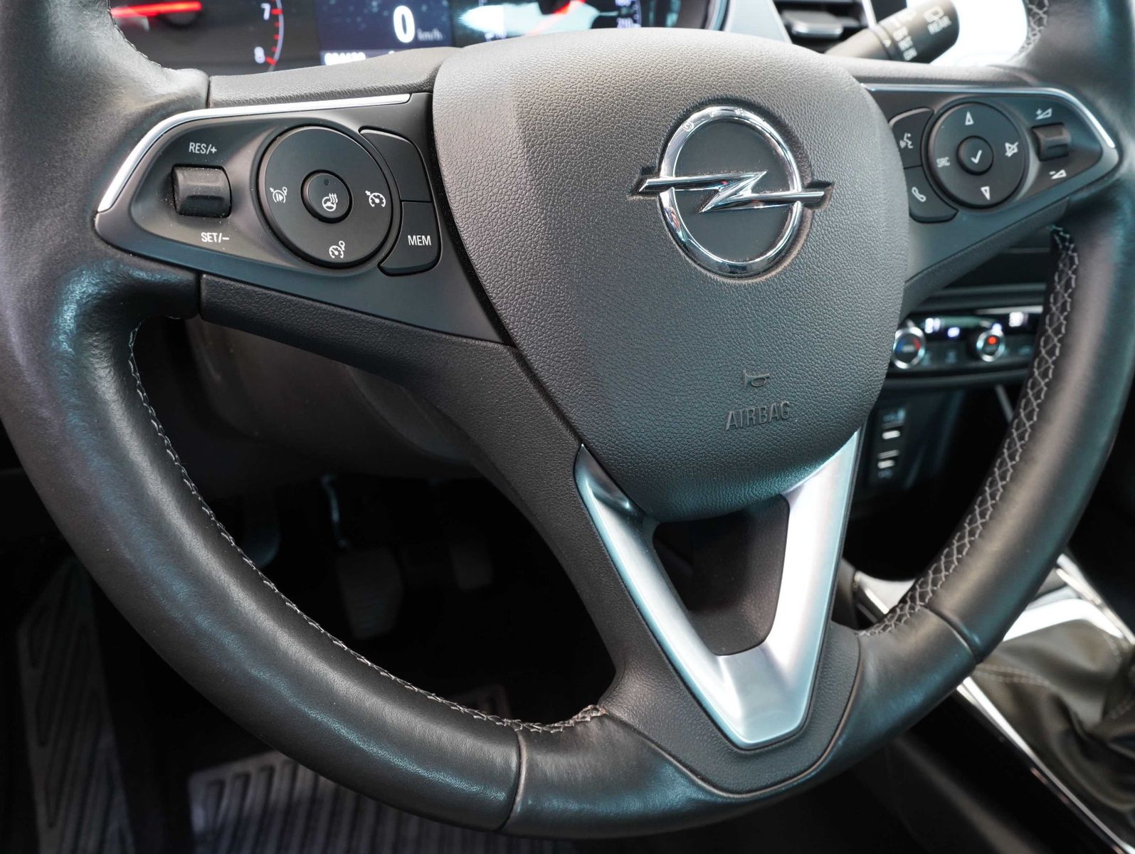 Fahrzeugabbildung Opel Crossland (X) 1.2 Turbo Elegance LED/NAVI/KAMERA