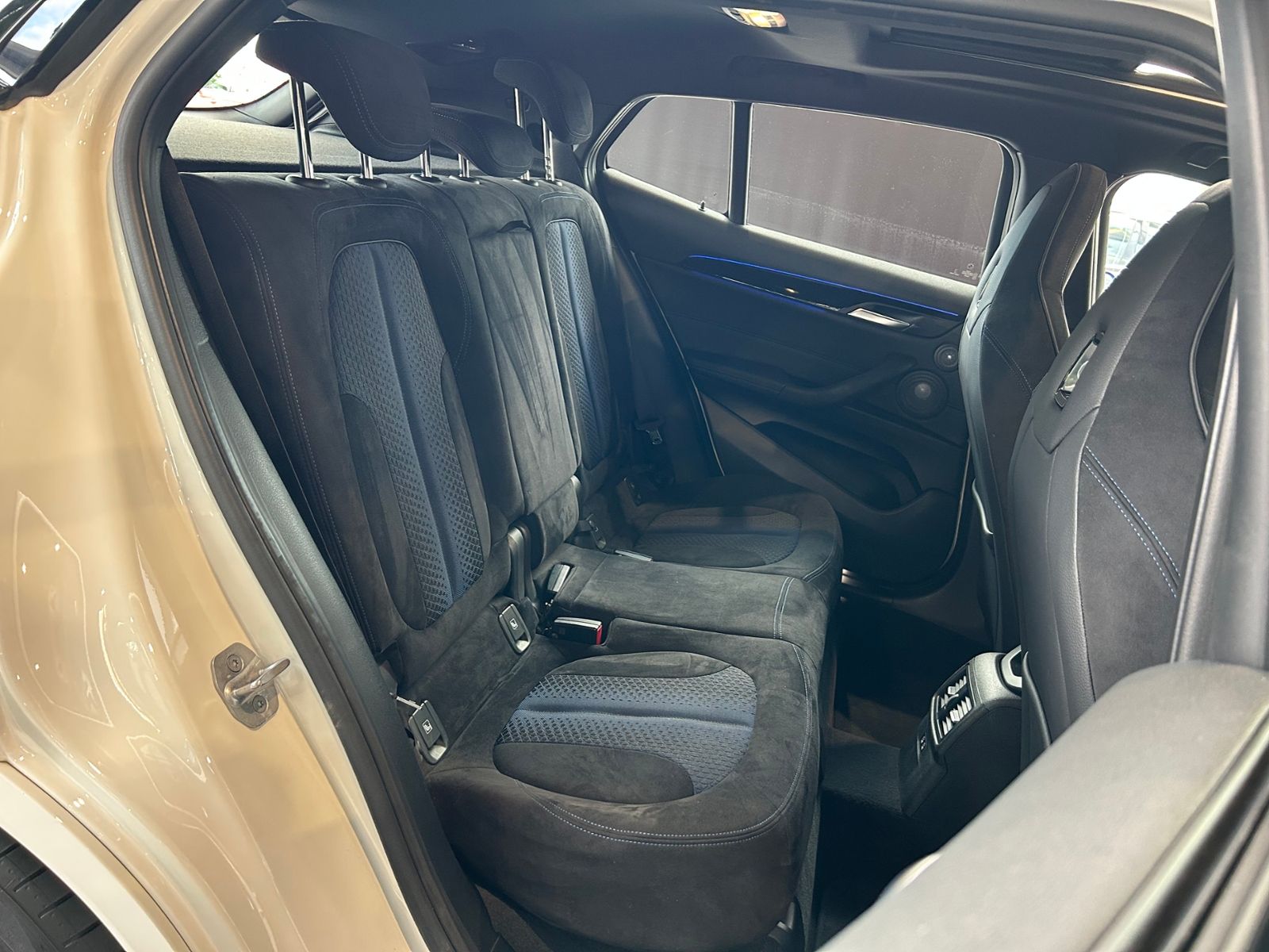 Fahrzeugabbildung BMW X2 M35 i xDrive Shadow PANO HUD H/K KAM