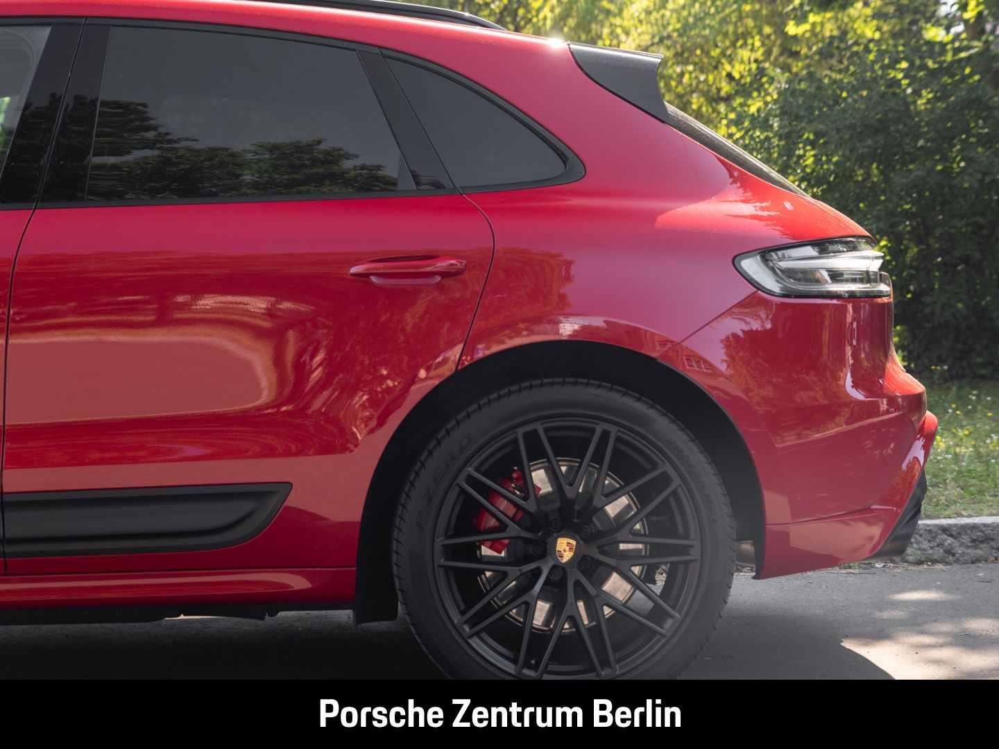 Porsche Macan GTS Karminrot Sportabgasanlage Panorama foto 16