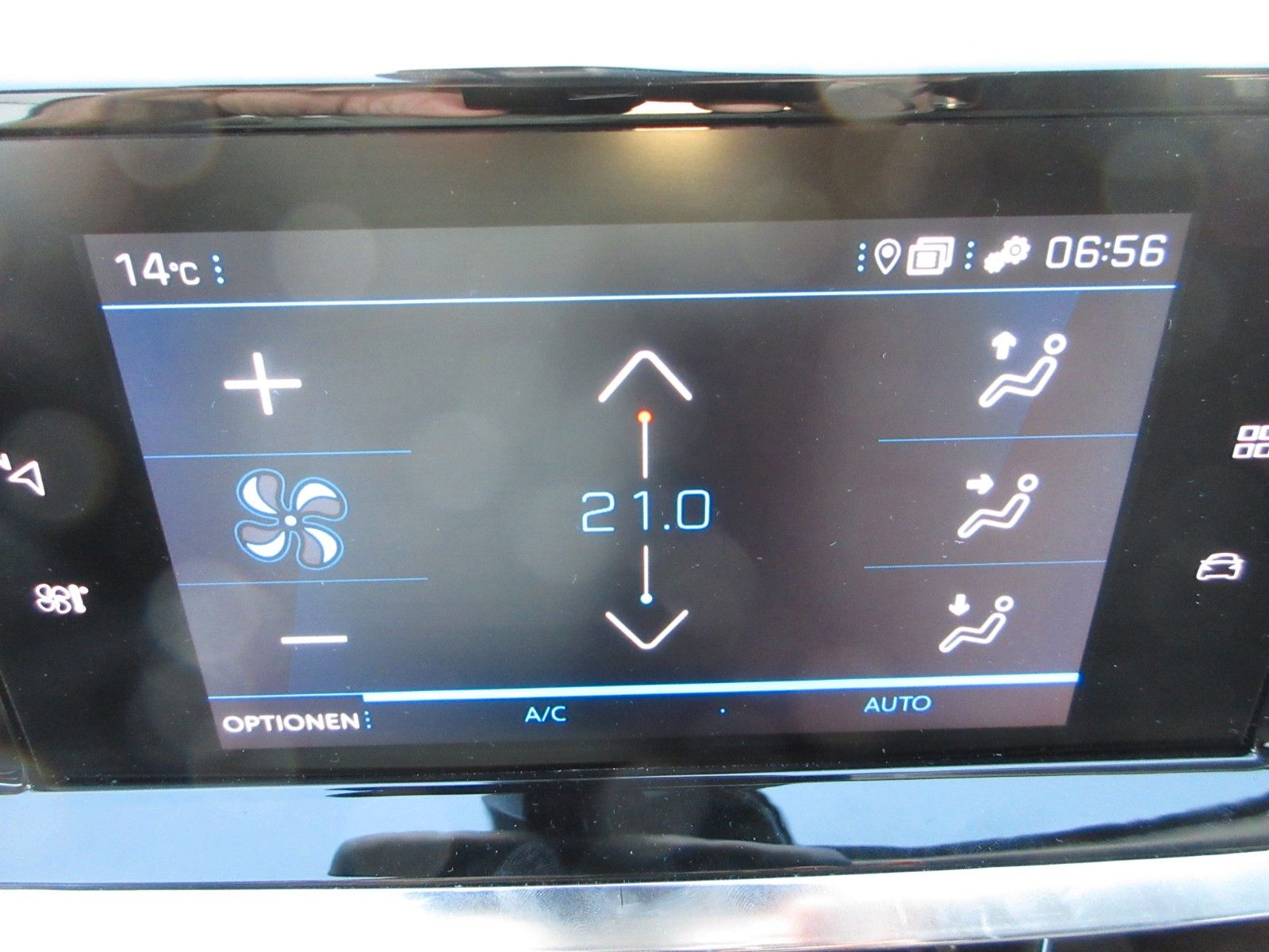 Fahrzeugabbildung Peugeot 2008 Allure 1.2T LED/NAVI/PDC/R´CAM/ALU