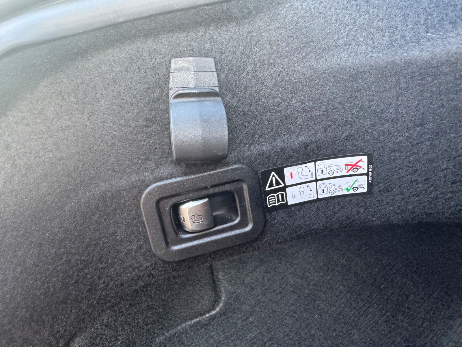 Fahrzeugabbildung Mercedes-Benz C 200 4M Avantgarde+Pano+AHK+Ambiente+LED