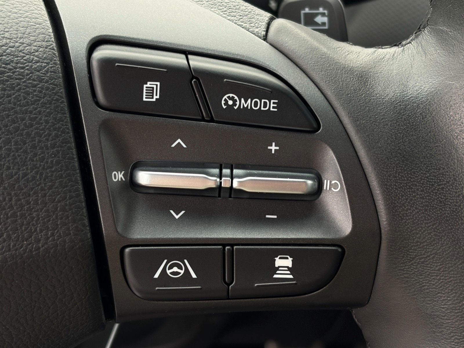 Fahrzeugabbildung Hyundai KONA E Select SHZ LHZ PDC CarPlay ACC Navi LKA