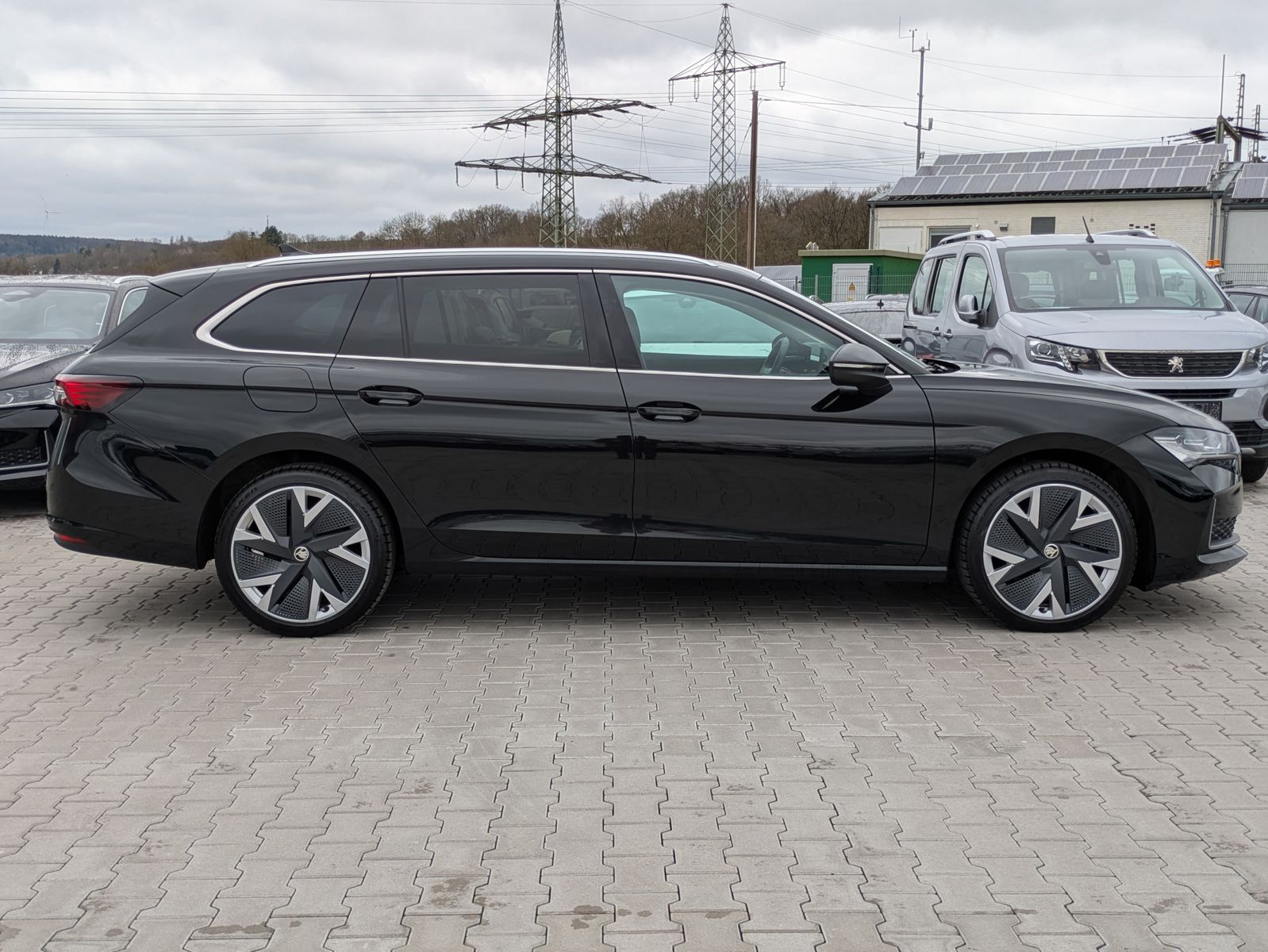 Fahrzeugabbildung SKODA Superb 2.0 TDI 4x4 Selection MATRIX*AHK*PANO*19"
