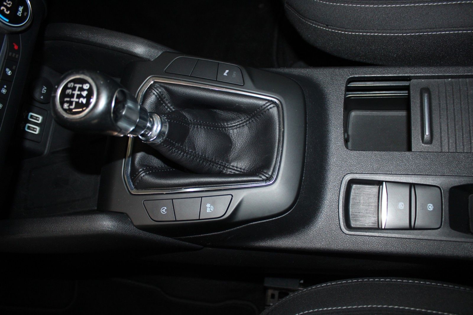 Fahrzeugabbildung Ford Kuga 1.5 EcoBlue Cool & Connect NAVI WinterPaket