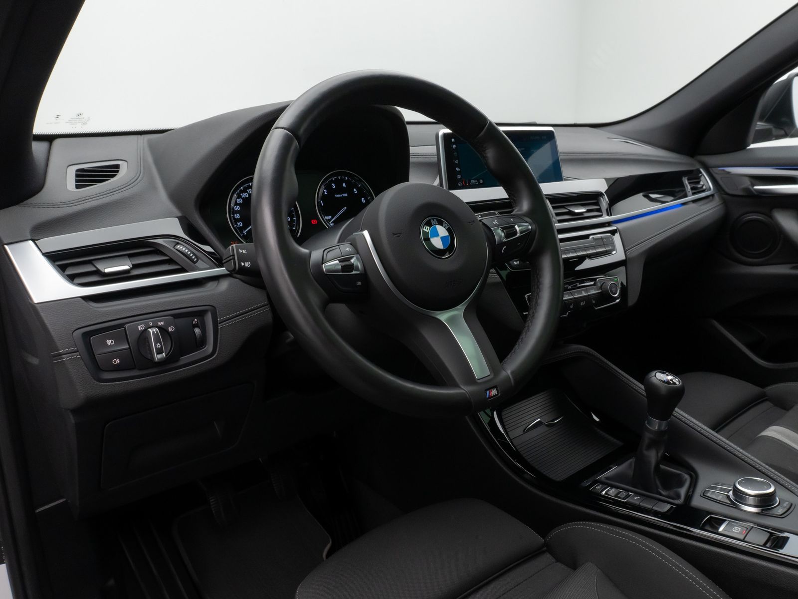 Fahrzeugabbildung BMW X2 sD18i Panorama Kamera DAB HiFi Komfort MSport