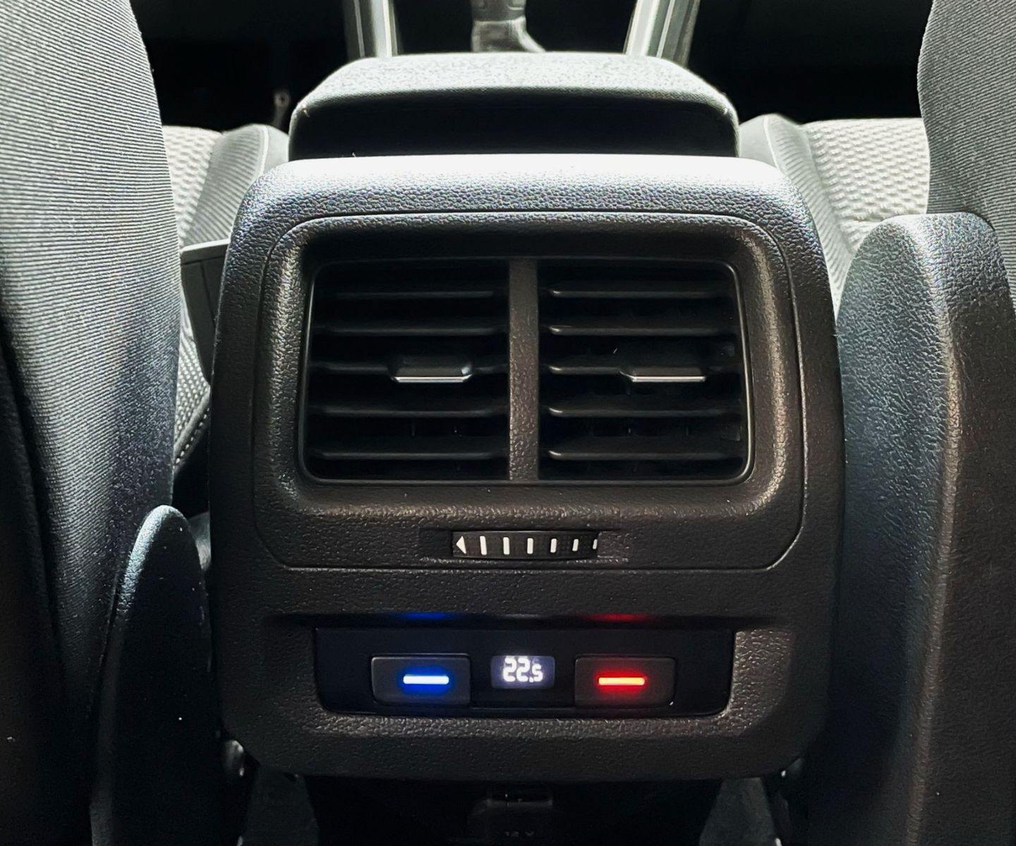 Fahrzeugabbildung Volkswagen Touran 1.5 TSI DSG  NAVI ACC 7-SITZE GANZJ. RFN.