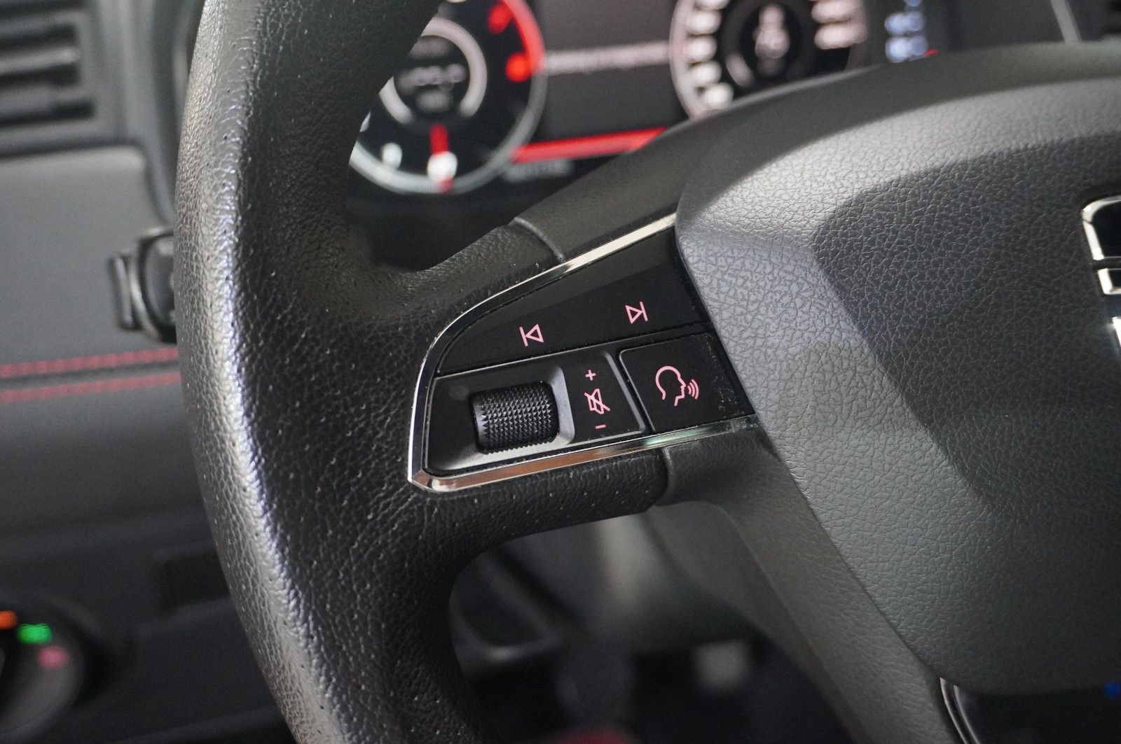 Fahrzeugabbildung SEAT Ibiza 1.0 TSI FR SPORT NAVI/LED/VIRTU./SHZ/TEMP.
