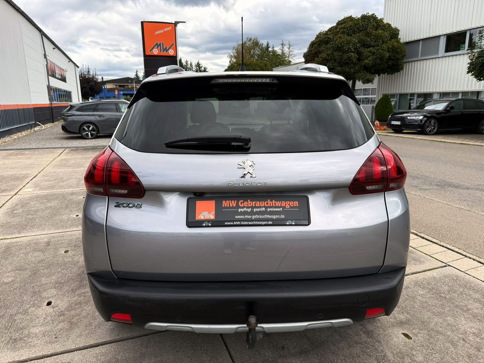 Fahrzeugabbildung Peugeot 2008 Allure 1.2 Auto. KAM PDC SHZ PANO NAV TEMP