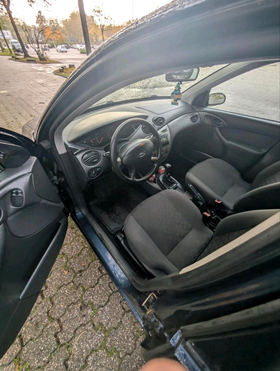 Ford Focus 2004 — interior