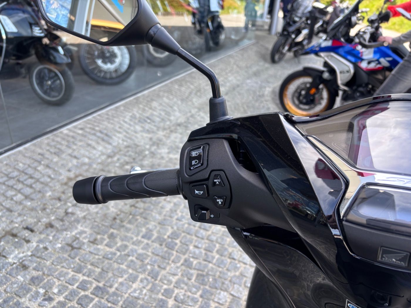 Fahrzeugabbildung Honda SH 125 i inklusive Smart-Topcase