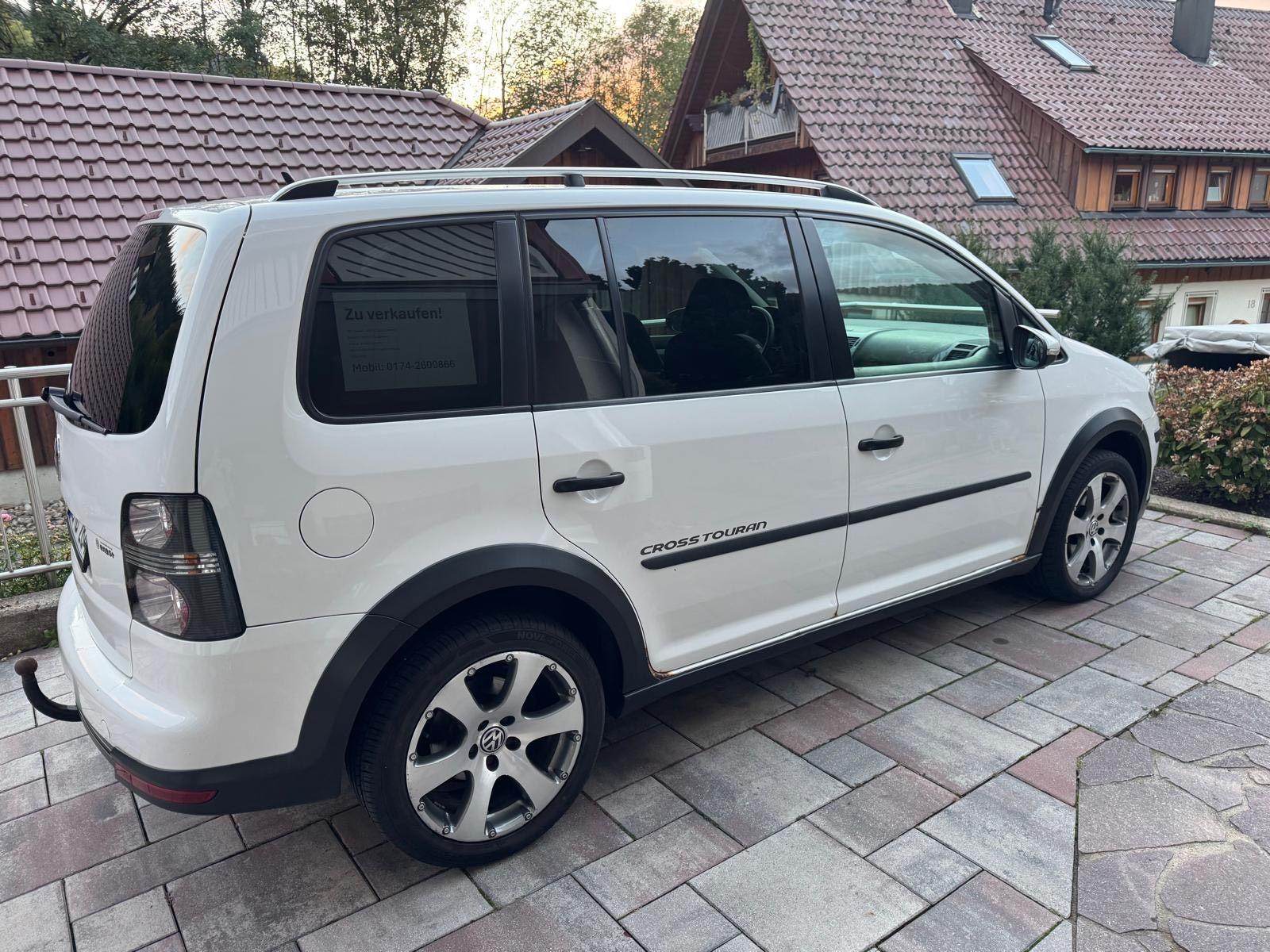Volkswagen Touran 2010 — rear view