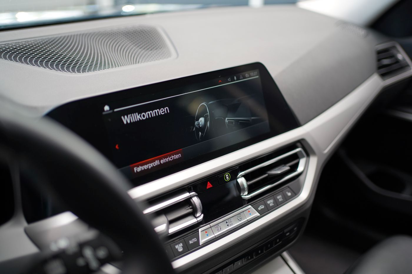 Fahrzeugabbildung BMW 330i Advantage +AHK+Glasdach+Head Up+Laserlicht+