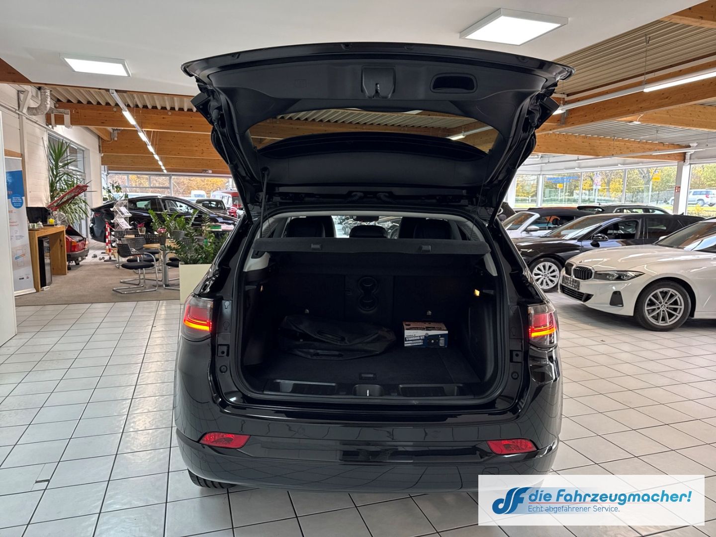 Fahrzeugabbildung Jeep Compass S Plug-In Hybrid 4WD Navi Soundsystem 36