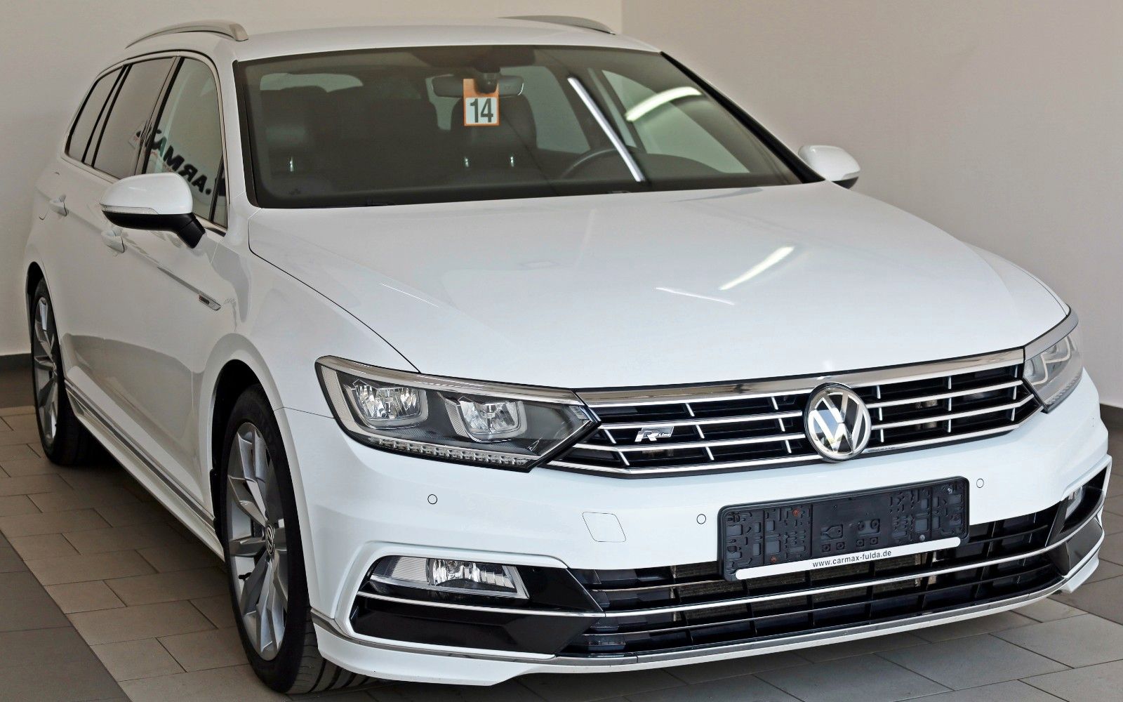 Fahrzeugabbildung Volkswagen Passat Variant R-line 4M,Navi,Kamera,ACC,AHK +WR