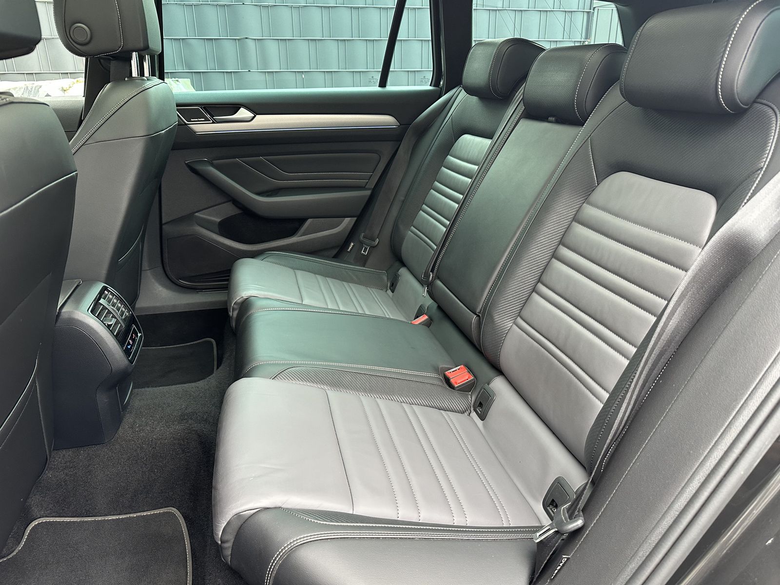 Fahrzeugabbildung Volkswagen Passat Variant 2.0 TDI DSG 4M R-Line NAV+LED+H&K