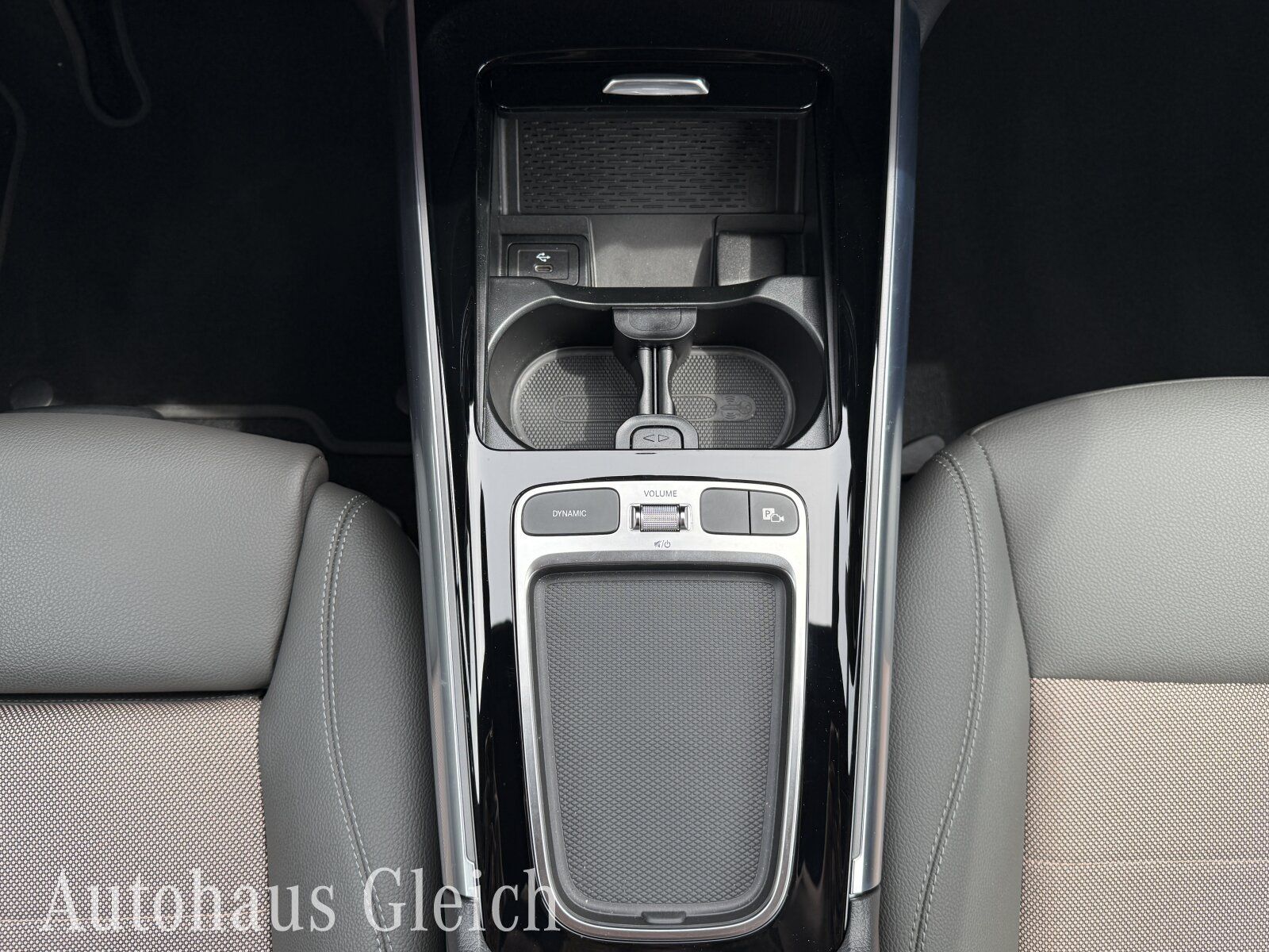 Fahrzeugabbildung Mercedes-Benz EQA 300 Electric Art 4Matic Navi/Distronic/Klima